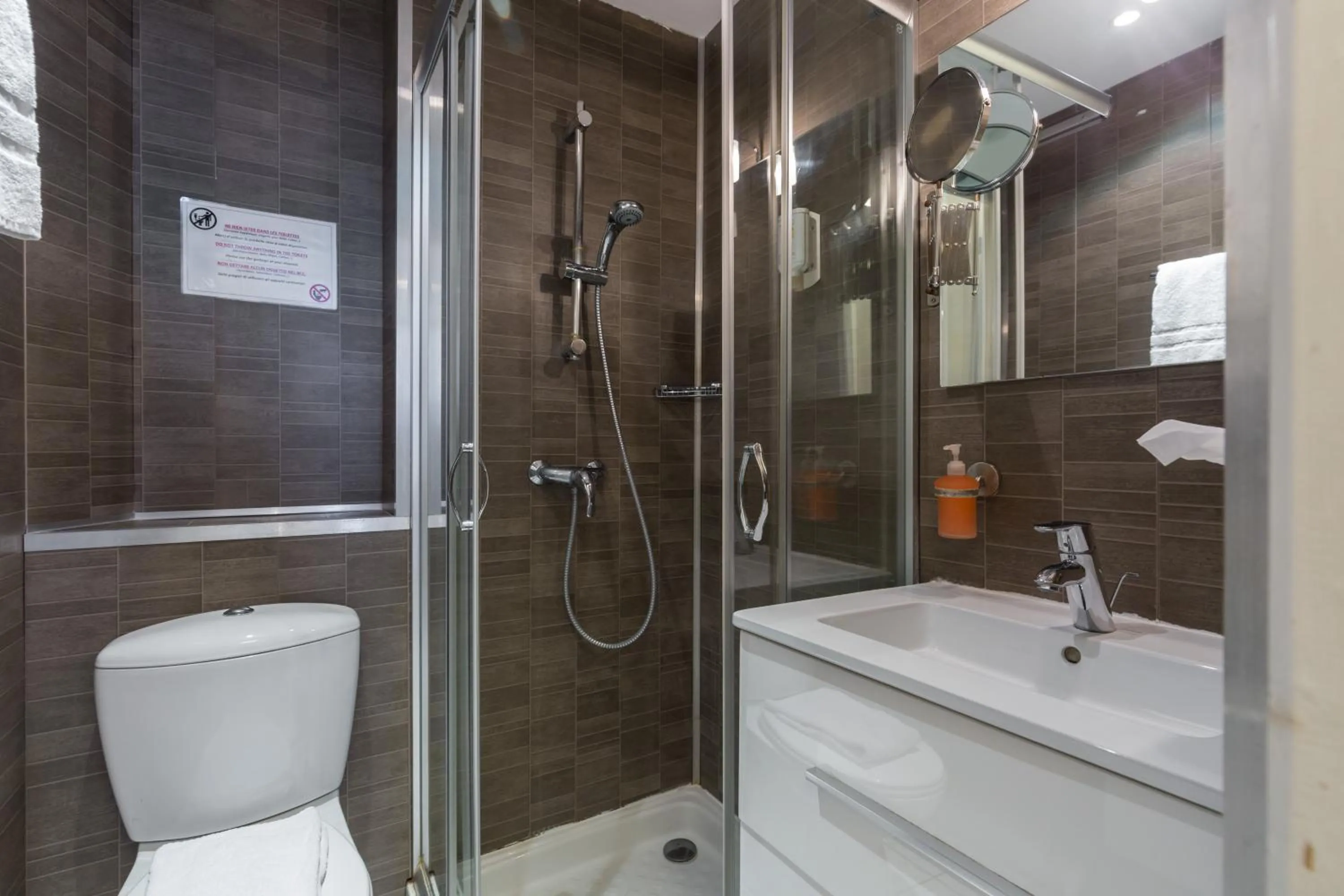 Bathroom in Florella Clemenceau Apartment