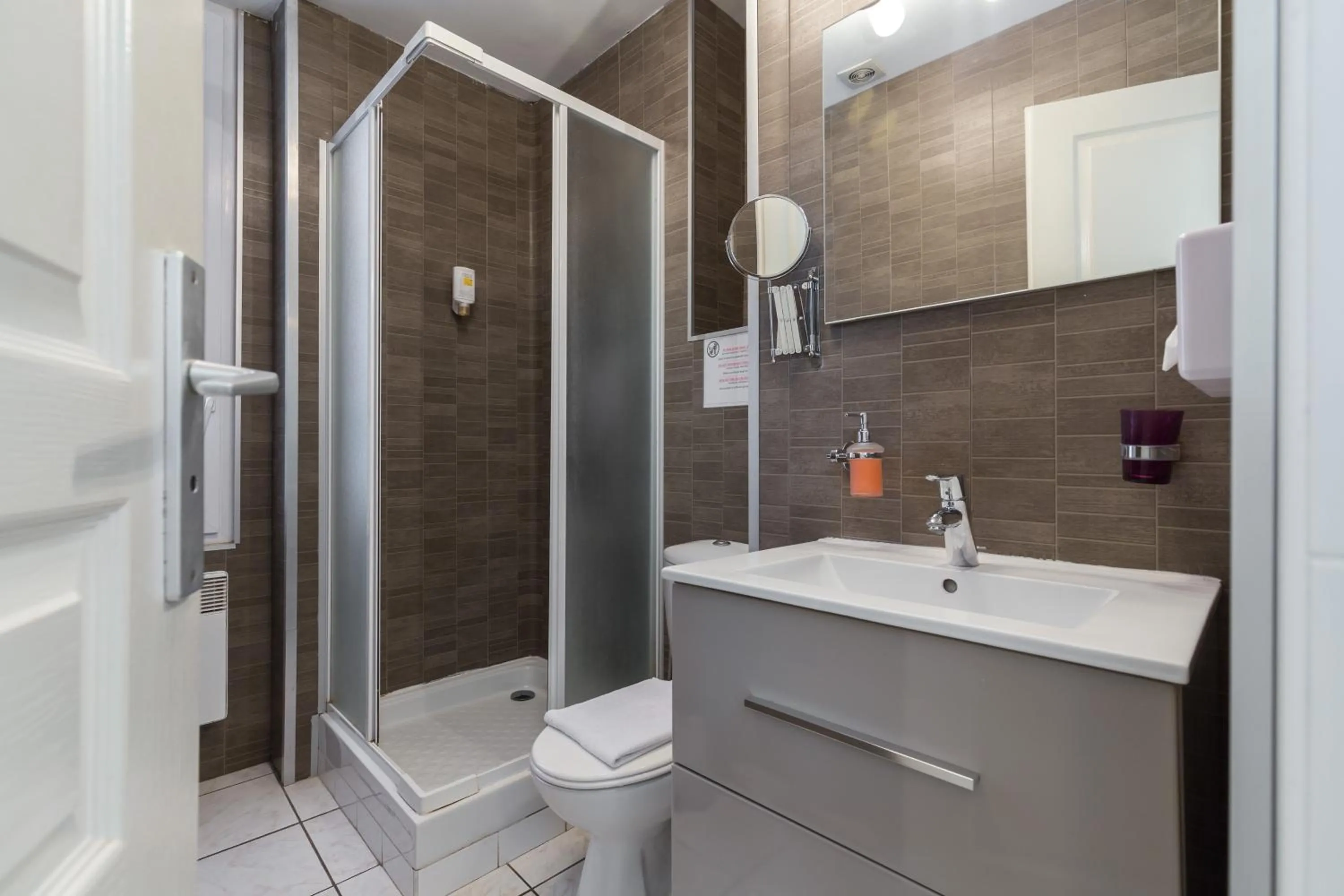 Bathroom in Florella Clemenceau Apartment