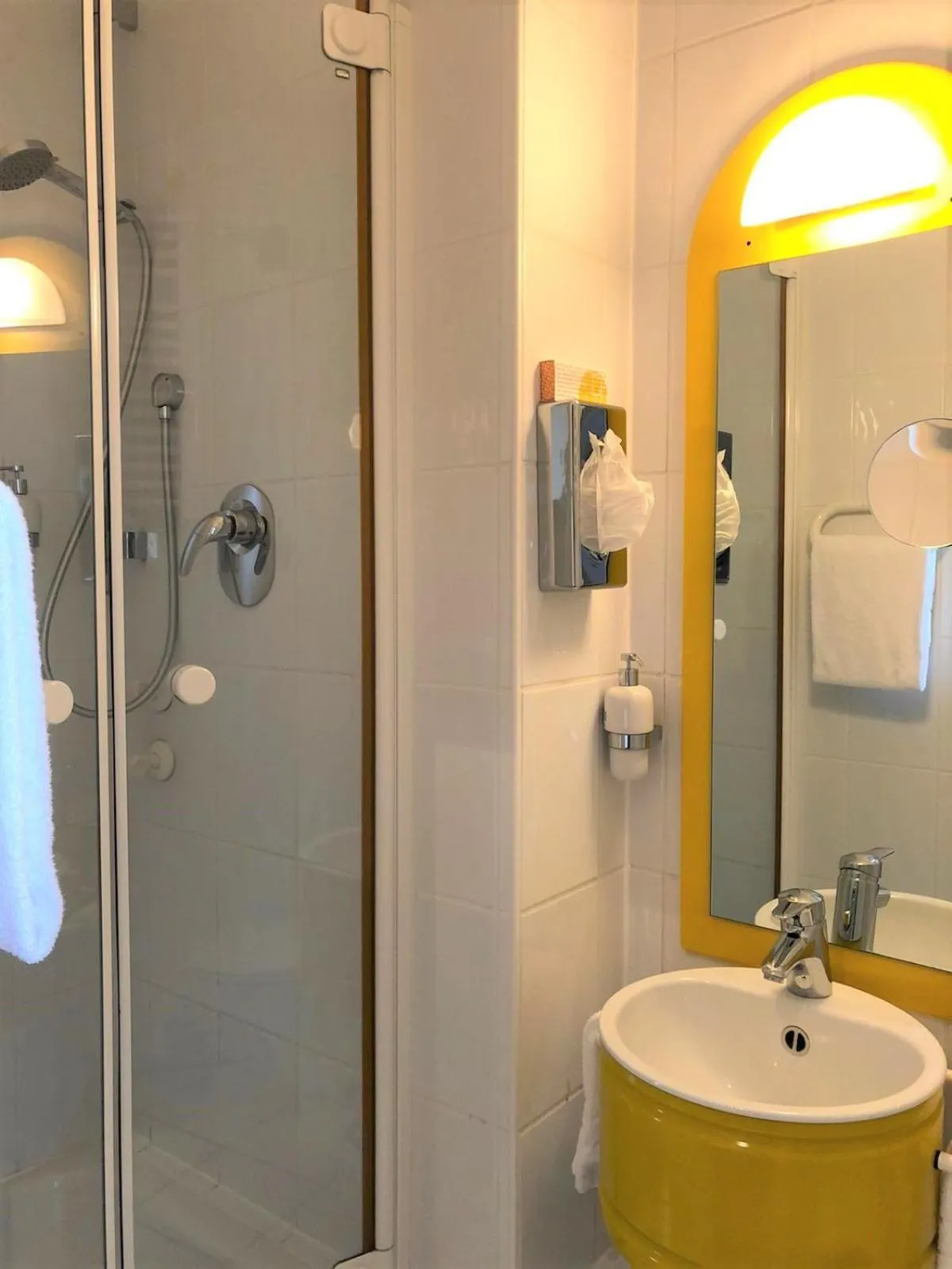 Bathroom in Hotel Gude