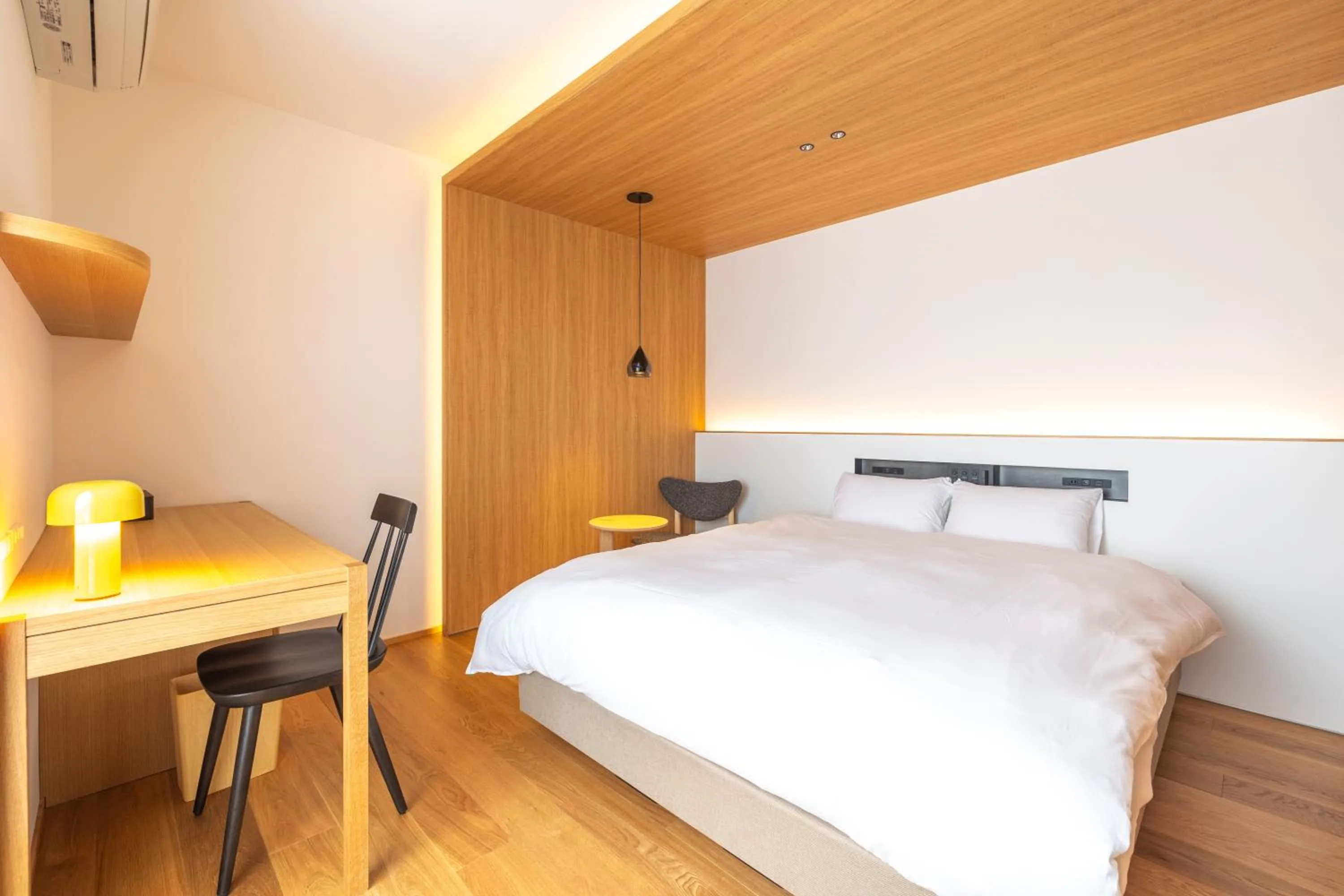 Bed in Karasuma Rokujo Hotel