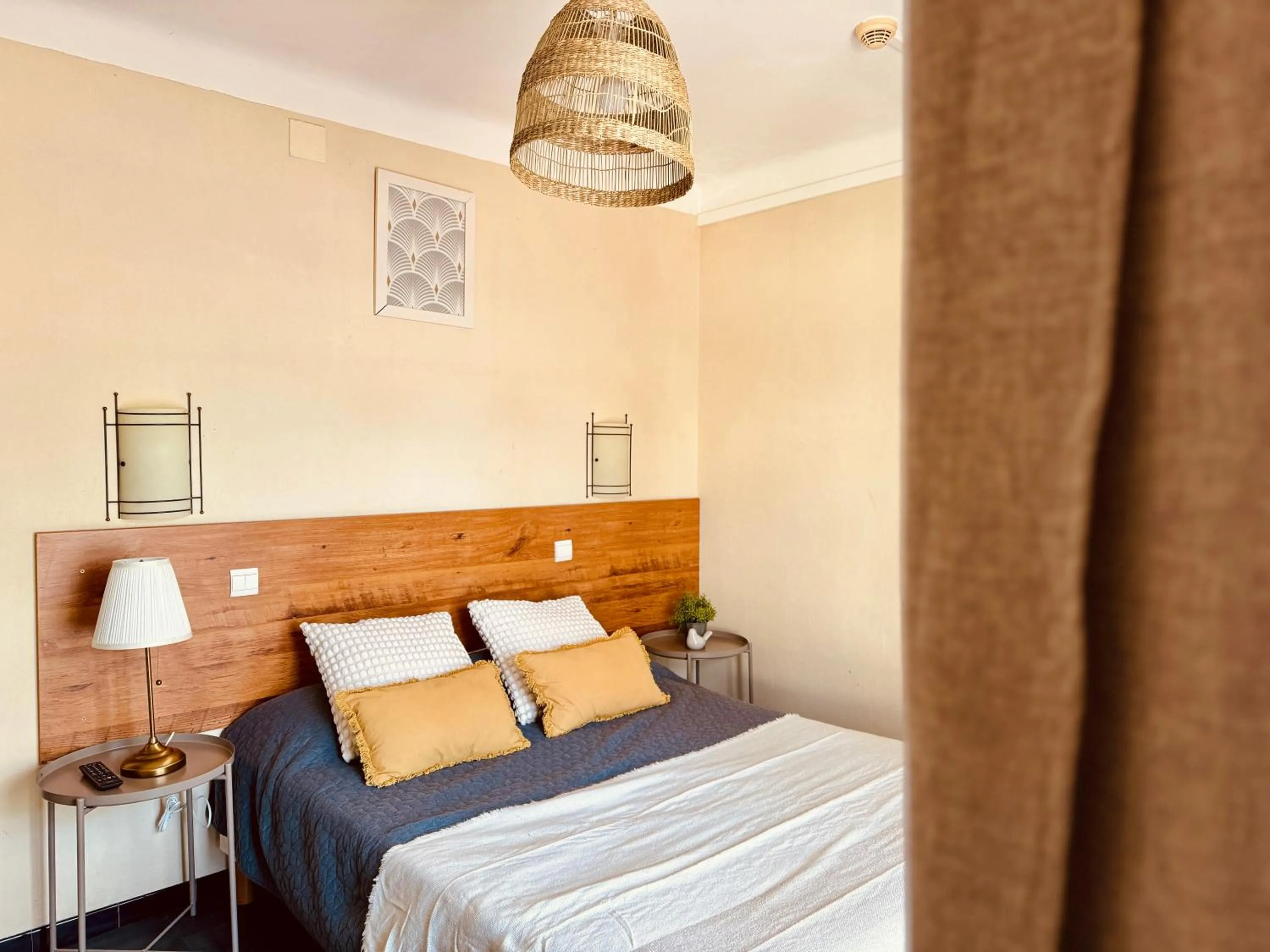Decorative detail, Bed in Hôtel le Nid