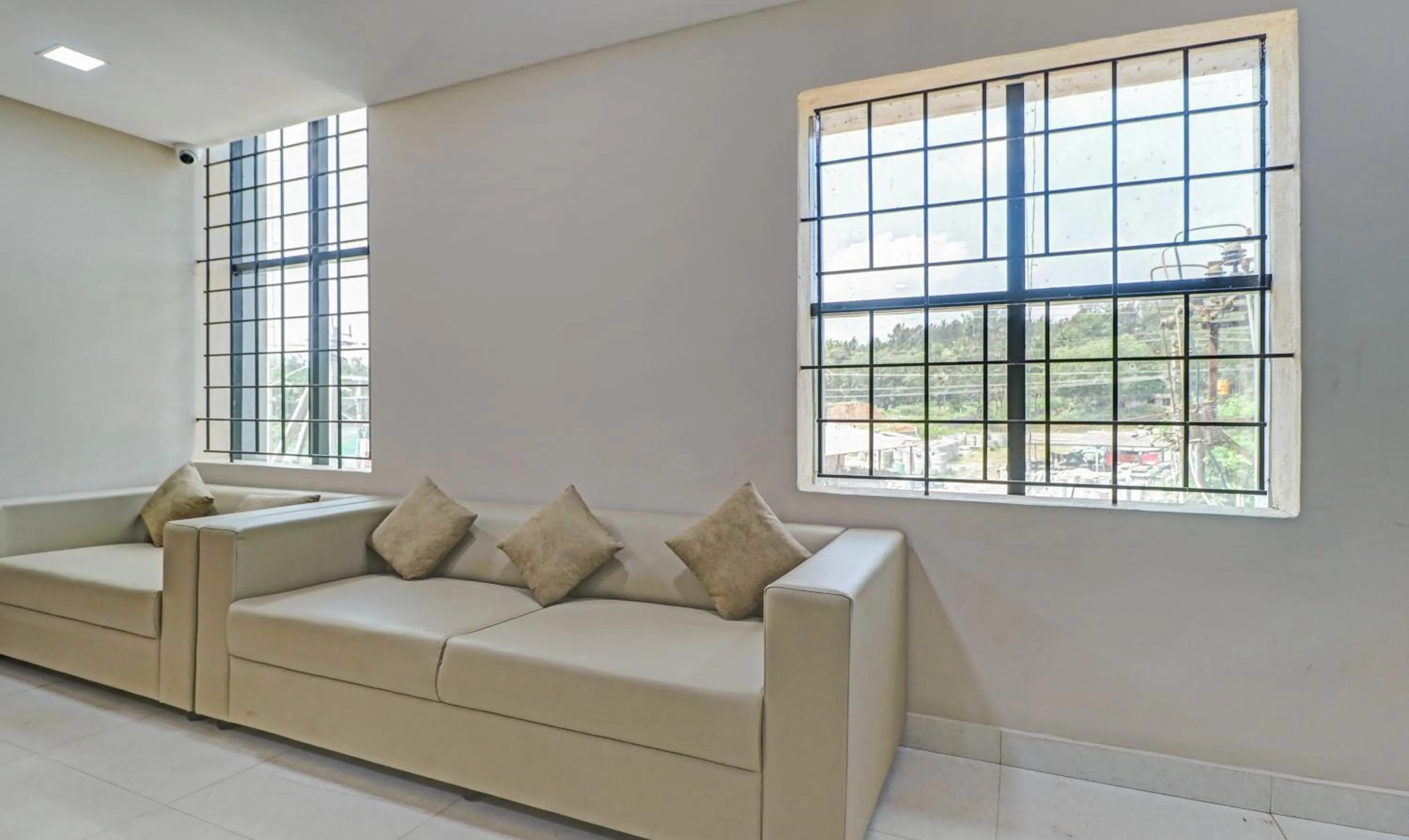 Seating area, Bed in Treebo Green Land Kushalnagar