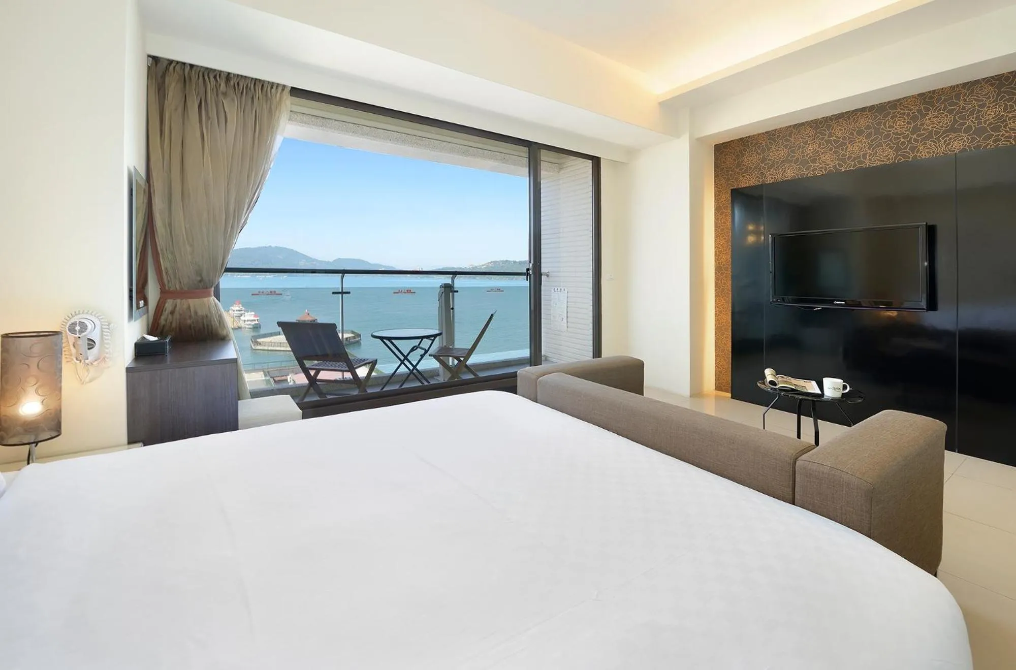 Photo of the whole room, Bed in Hu Yue Lakeview Hotel