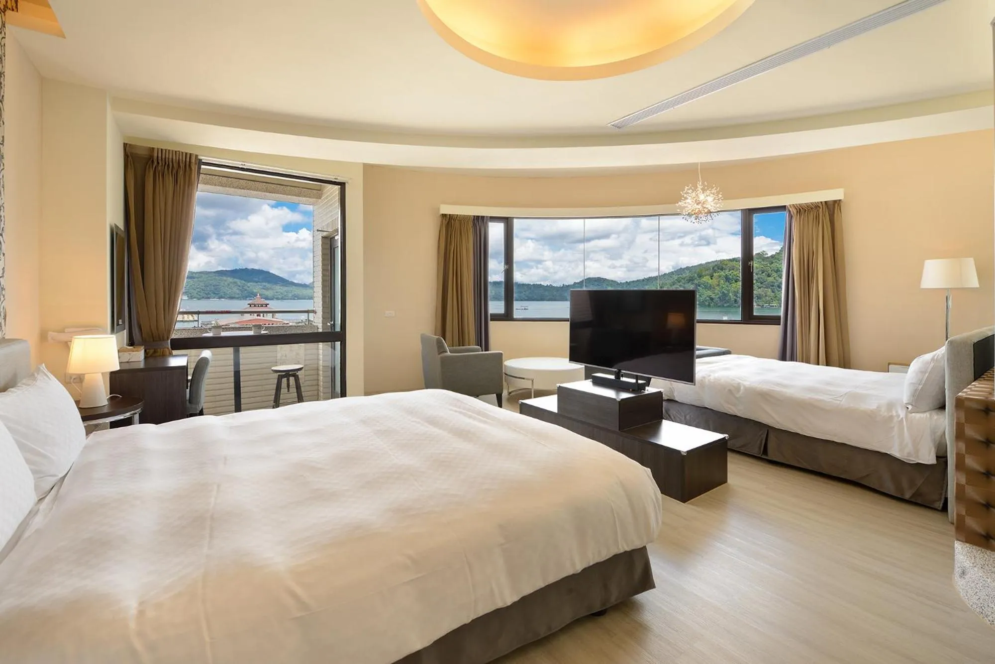 Photo of the whole room, Bed in Hu Yue Lakeview Hotel