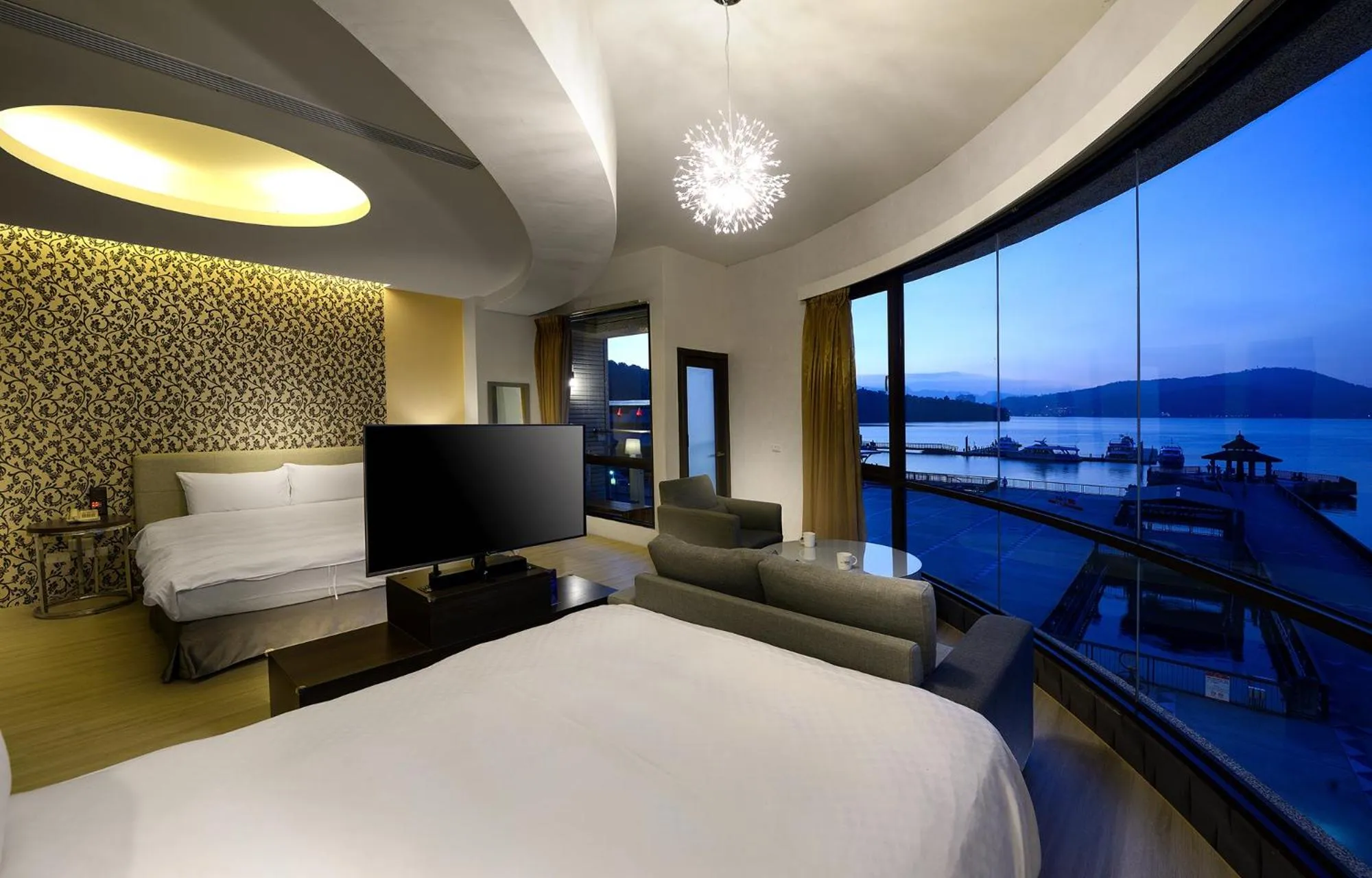 Photo of the whole room, Bed in Hu Yue Lakeview Hotel
