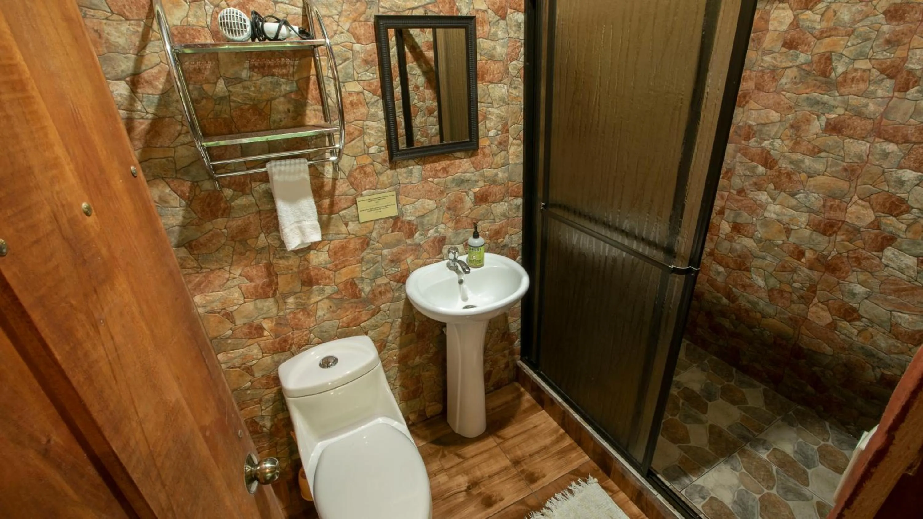 Shower in Cabañas del Lago