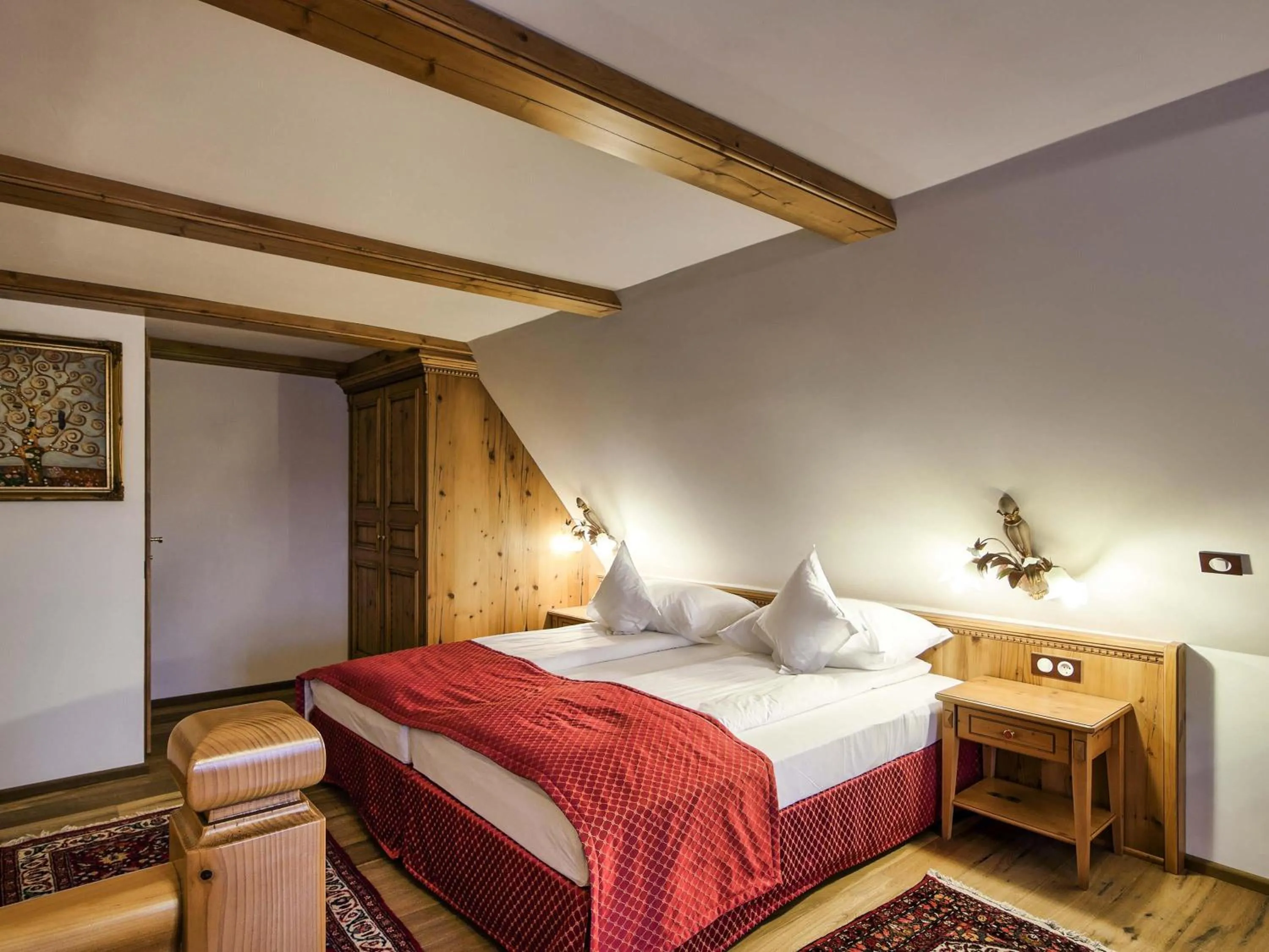 Photo of the whole room, Bed in Mercure Sighisoara Binderbubi Hotel & Spa