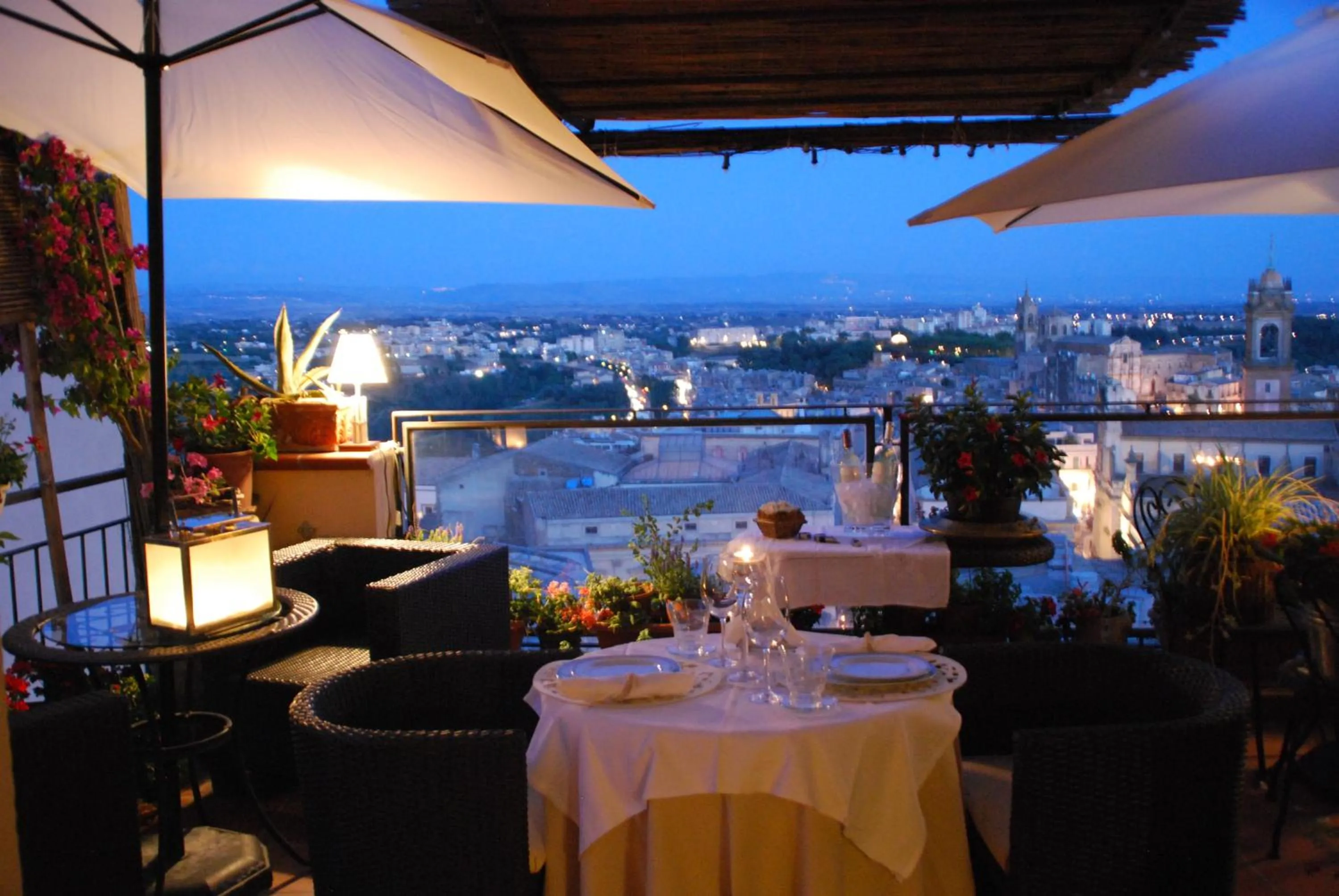 Summer in Casa tipica siciliana patronale home BedandBreakfast TreMetriSoprailCielo Camere con vista, colazione interna in terrazzo panoramico