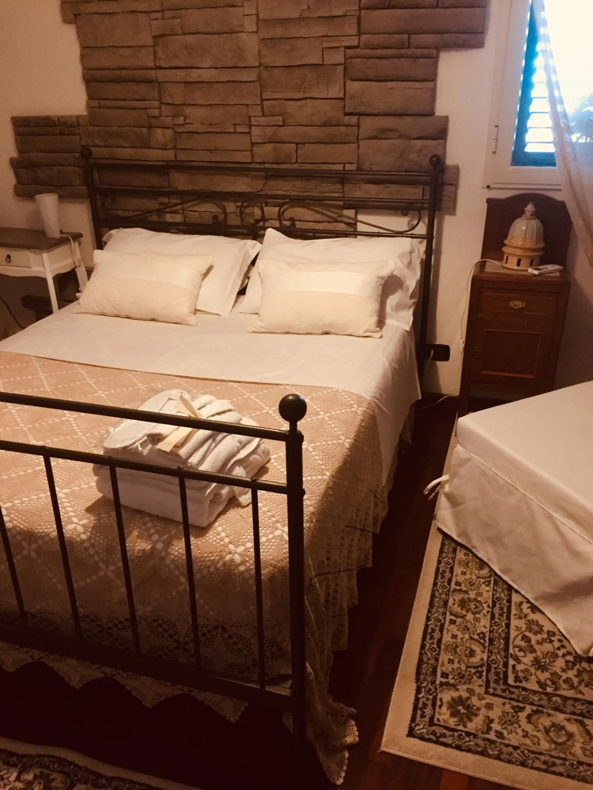 Bed in Casa tipica siciliana patronale home BedandBreakfast TreMetriSoprailCielo Camere con vista, colazione interna in terrazzo panoramico