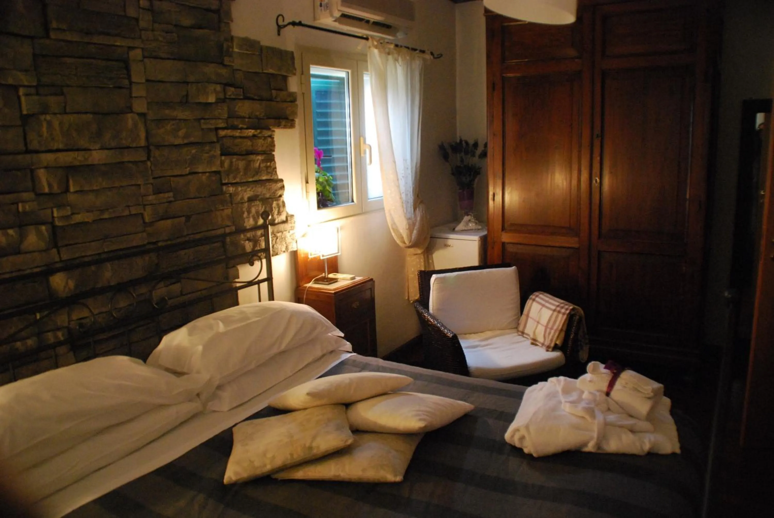 Bedroom, Bed in Casa tipica siciliana patronale home BedandBreakfast TreMetriSoprailCielo Camere con vista, colazione interna in terrazzo panoramico