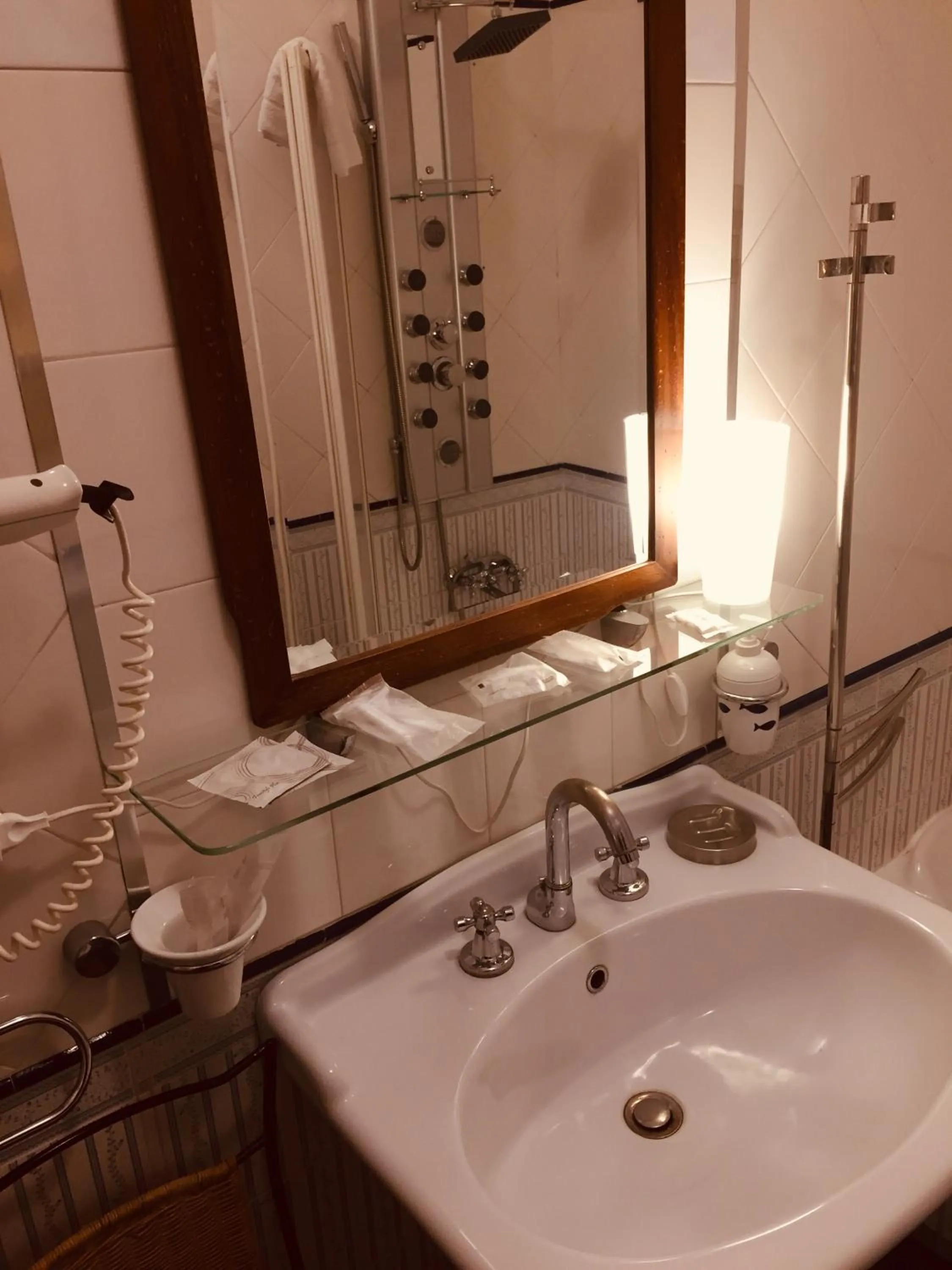 Bathroom in Casa tipica siciliana patronale home BedandBreakfast TreMetriSoprailCielo Camere con vista, colazione interna in terrazzo panoramico