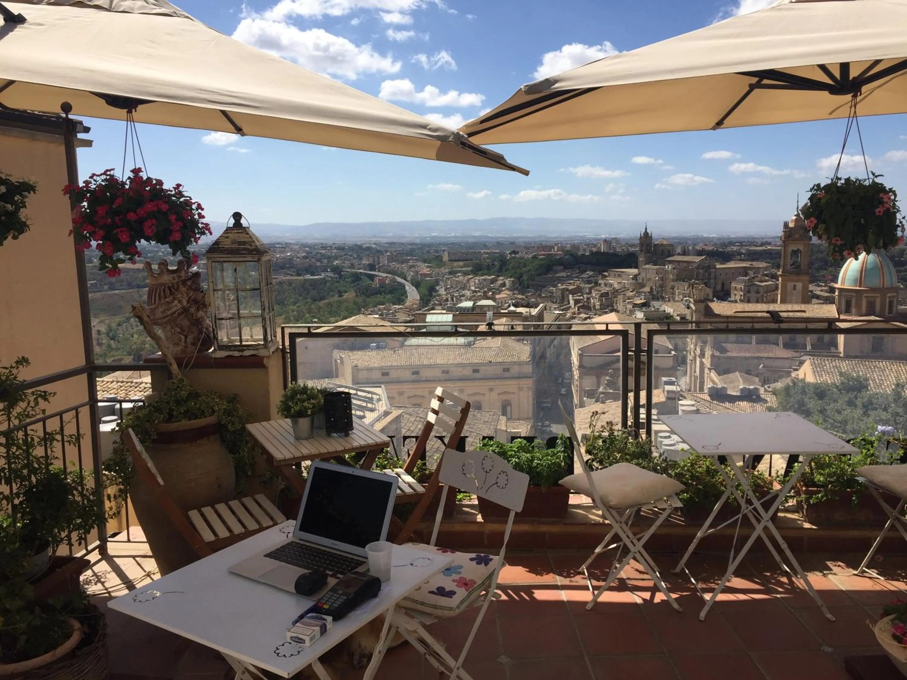Property building in Casa tipica siciliana patronale home BedandBreakfast TreMetriSoprailCielo Camere con vista, colazione interna in terrazzo panoramico