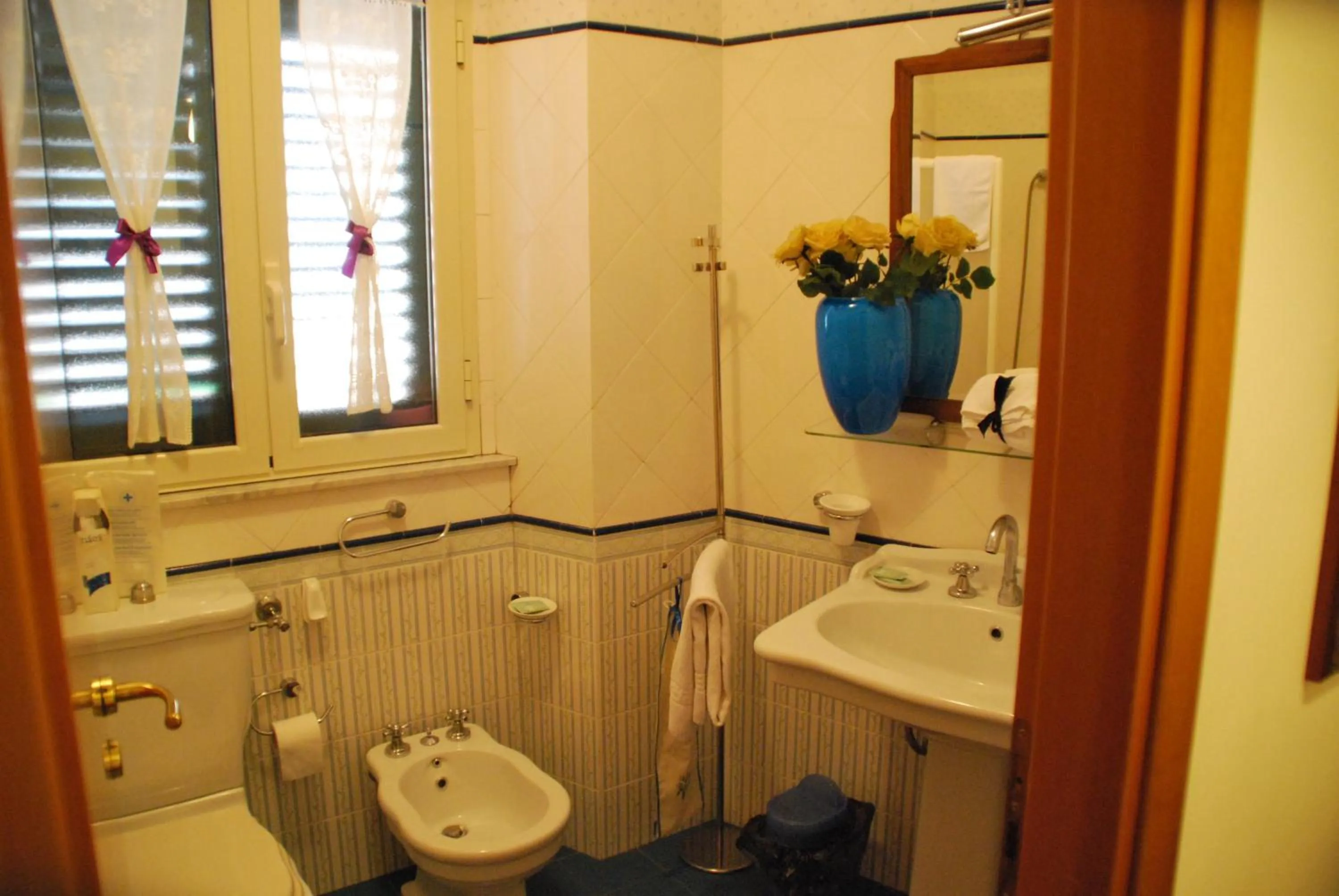 Bathroom in Casa tipica siciliana patronale home BedandBreakfast TreMetriSoprailCielo Camere con vista, colazione interna in terrazzo panoramico
