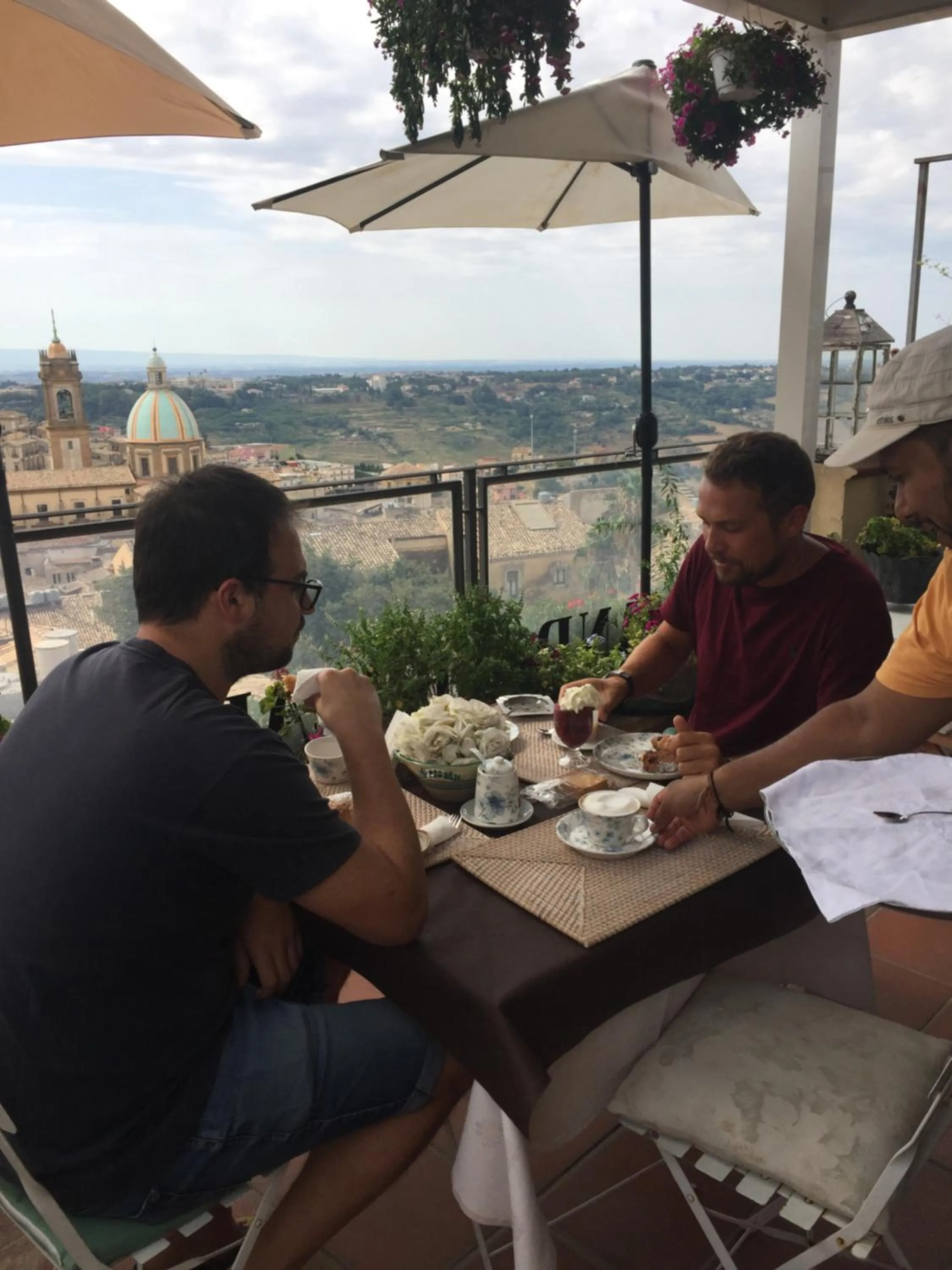 Balcony/Terrace in Casa tipica siciliana patronale home BedandBreakfast TreMetriSoprailCielo Camere con vista, colazione interna in terrazzo panoramico