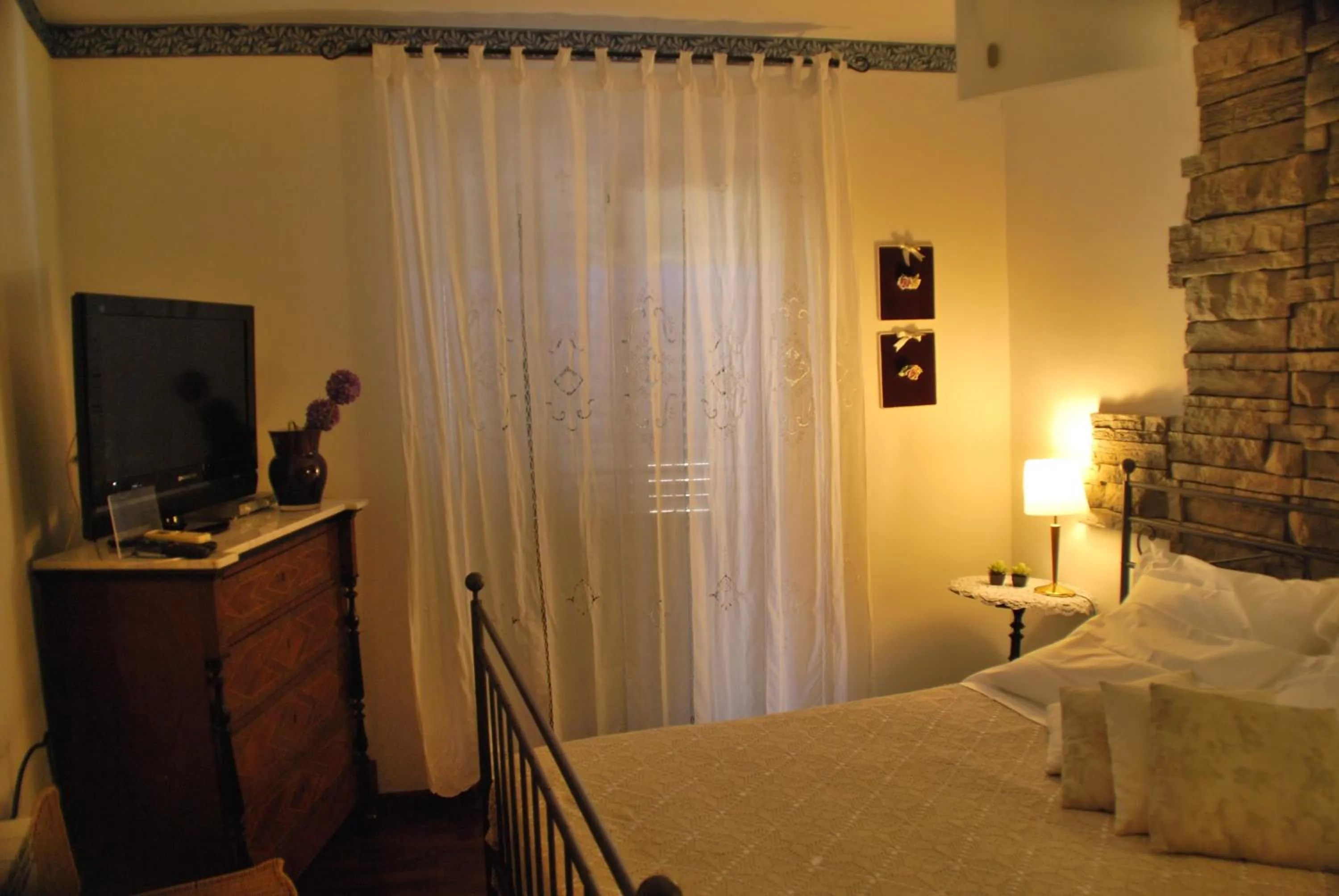 Decorative detail, Bed in Casa tipica siciliana patronale home BedandBreakfast TreMetriSoprailCielo Camere con vista, colazione interna in terrazzo panoramico