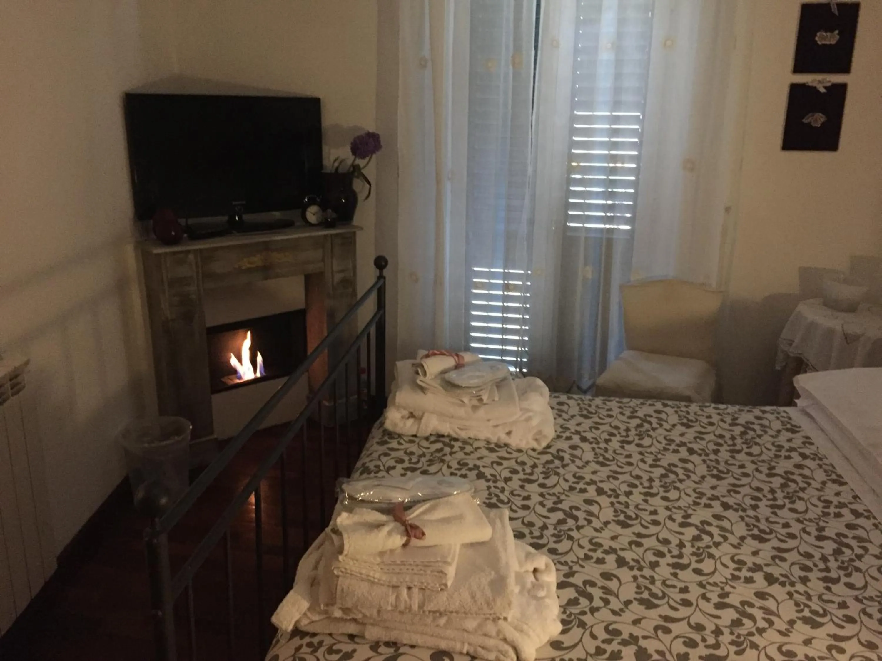 Shower, Bed in Casa tipica siciliana patronale home BedandBreakfast TreMetriSoprailCielo Camere con vista, colazione interna in terrazzo panoramico