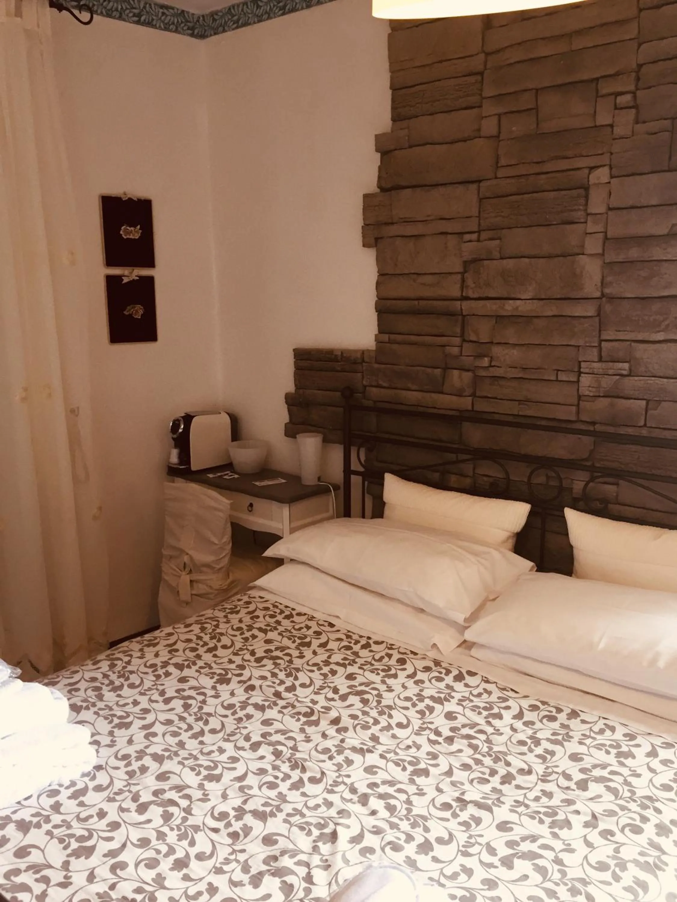 Night, Bed in Casa tipica siciliana patronale home BedandBreakfast TreMetriSoprailCielo Camere con vista, colazione interna in terrazzo panoramico