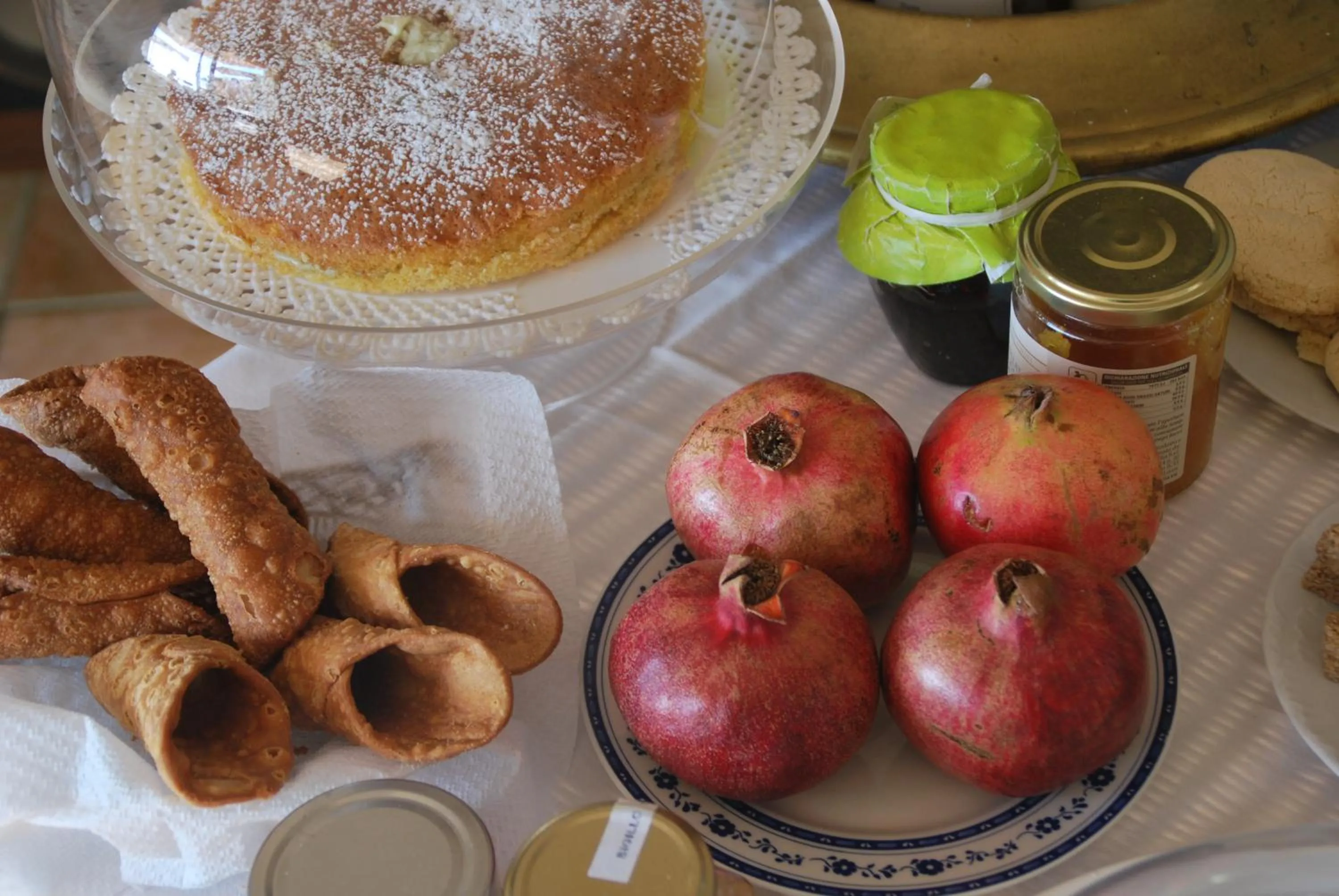 Continental breakfast in Casa tipica siciliana patronale home BedandBreakfast TreMetriSoprailCielo Camere con vista, colazione interna in terrazzo panoramico