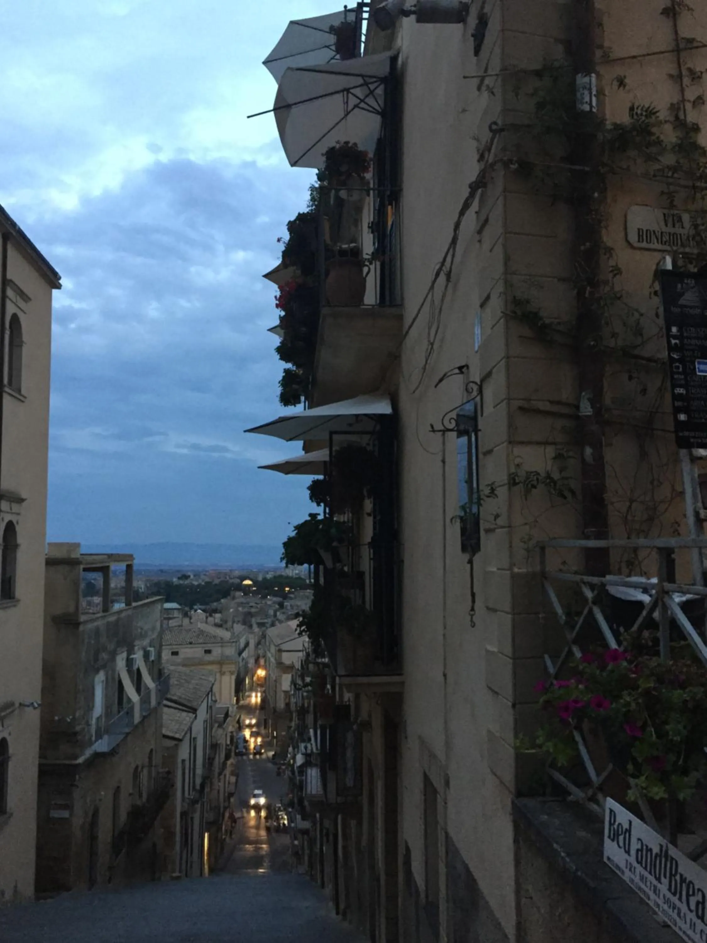 Property building in Casa tipica siciliana patronale home BedandBreakfast TreMetriSoprailCielo Camere con vista, colazione interna in terrazzo panoramico