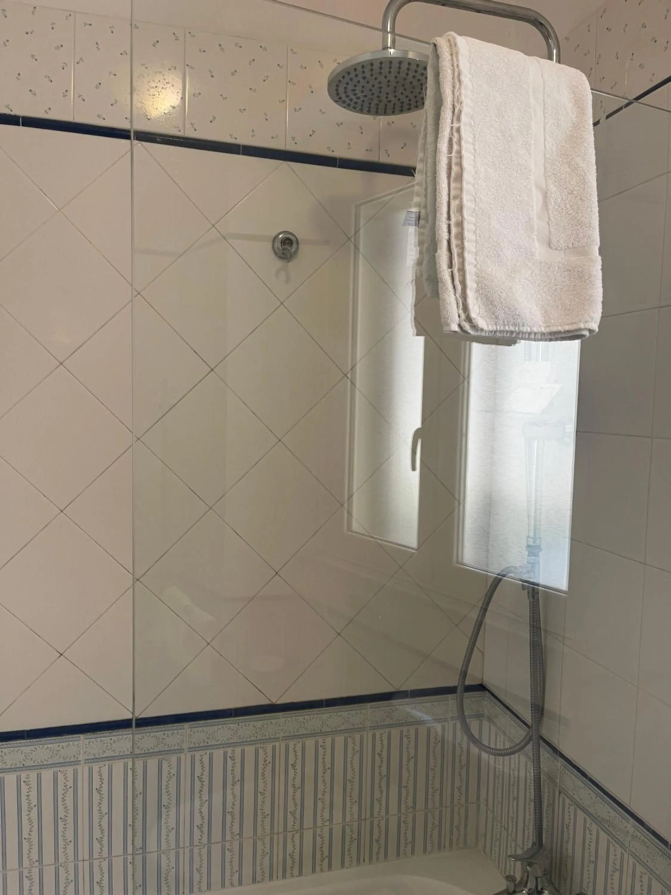 Shower in Casa tipica siciliana patronale home BedandBreakfast TreMetriSoprailCielo Camere con vista, colazione interna in terrazzo panoramico