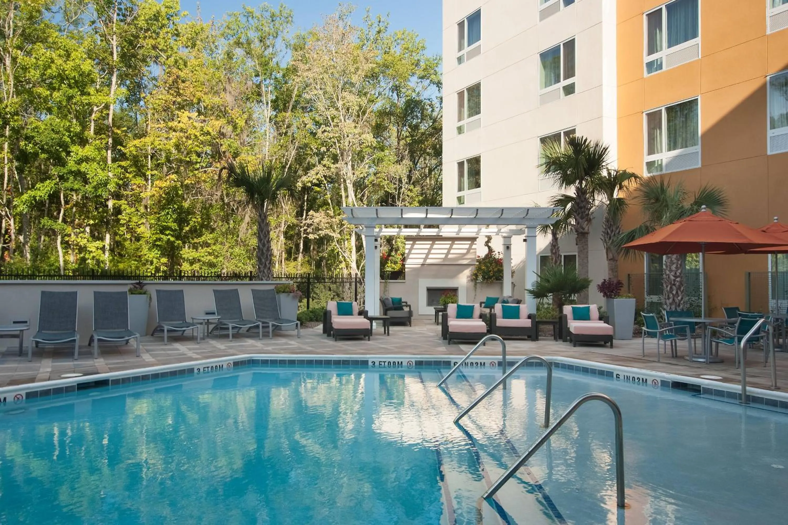 Swimming pool in TownePlace Suites by Marriott Charleston Airport/Convention Center