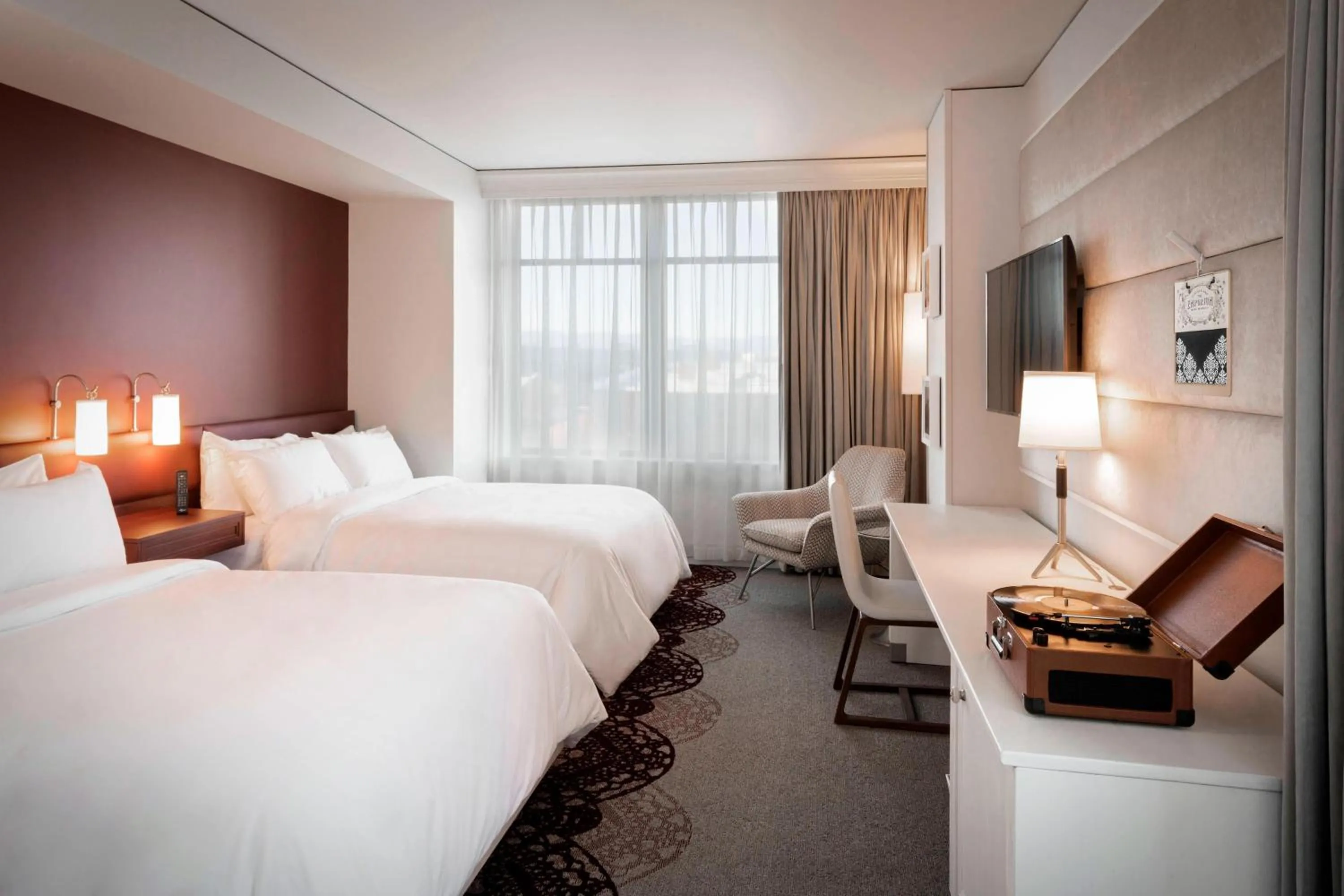 Bed in The Elizabeth Hotel, Autograph Collection