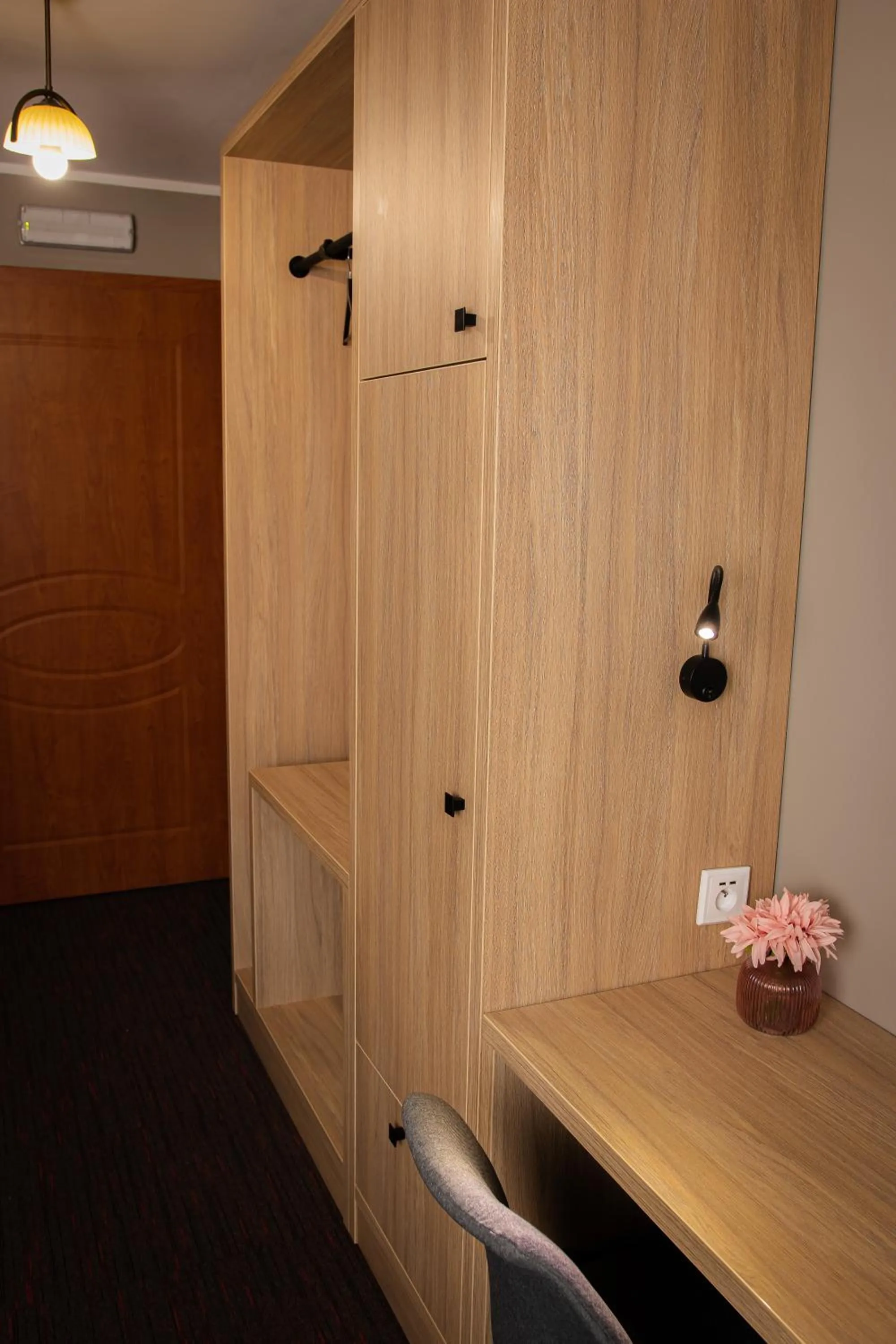 wardrobe in Hotel Best Inn Bydgoszcz S5
