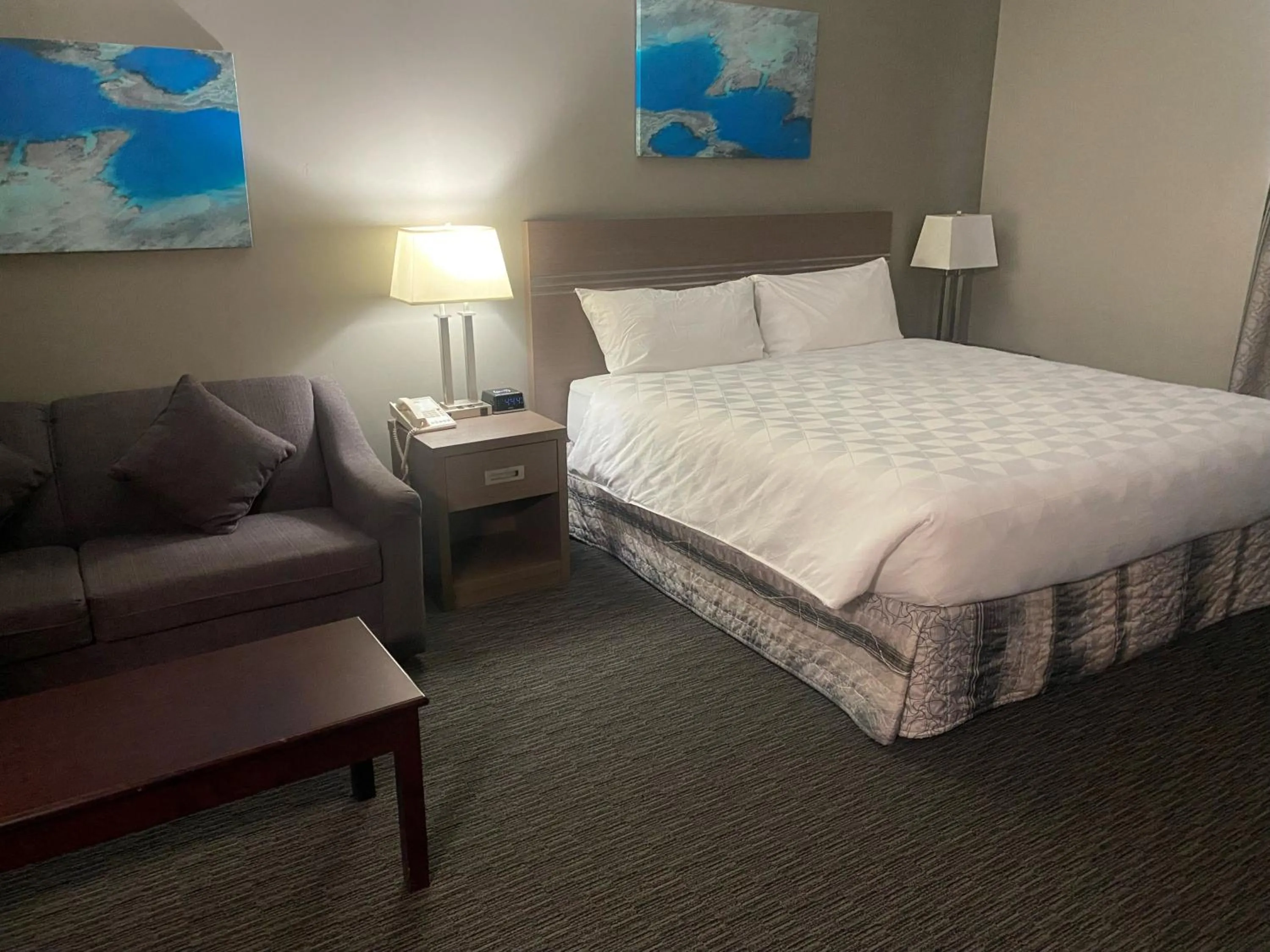 Bedroom, Bed in Stanford Inn & Suites