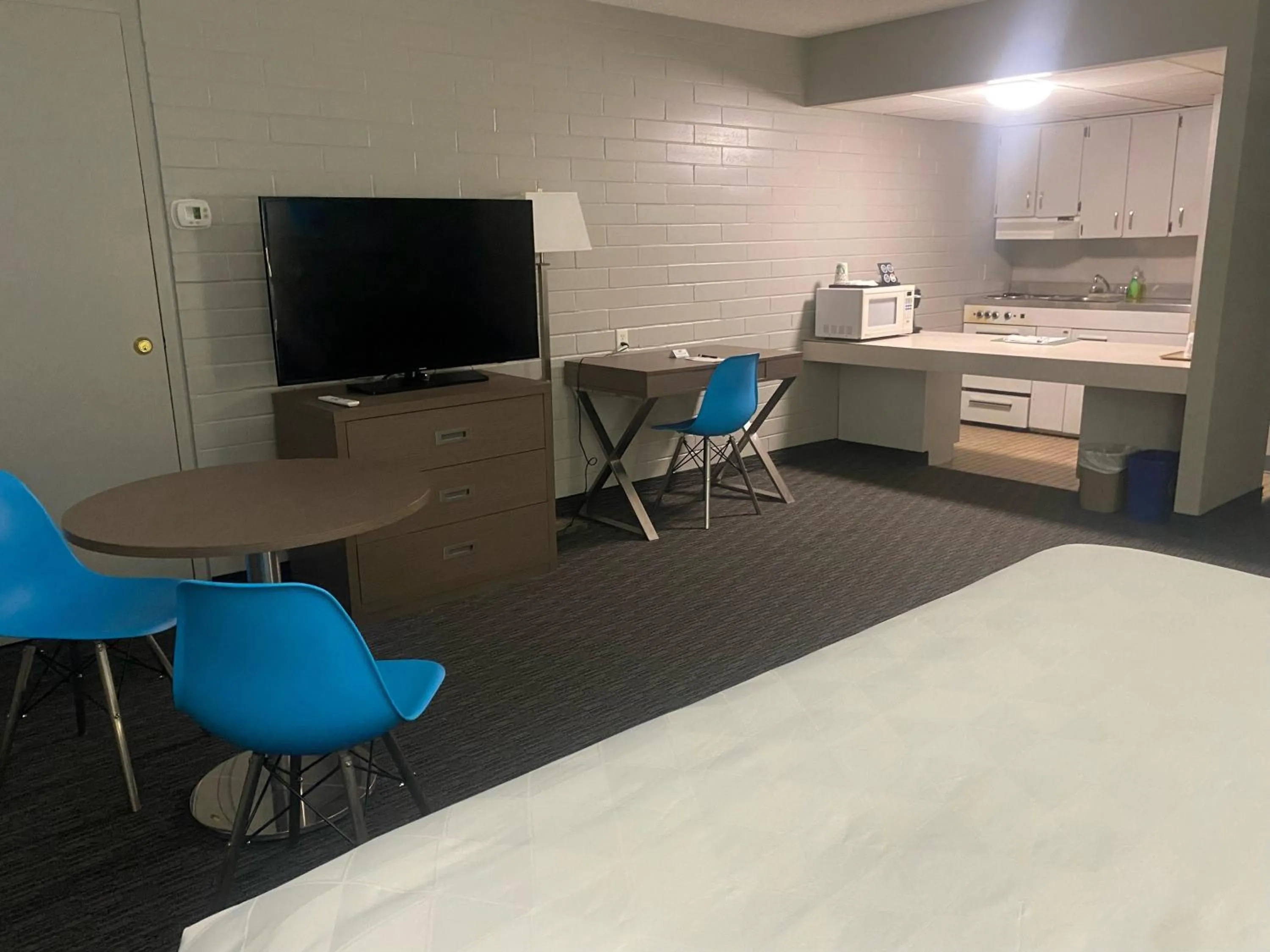 TV and multimedia in Stanford Inn & Suites