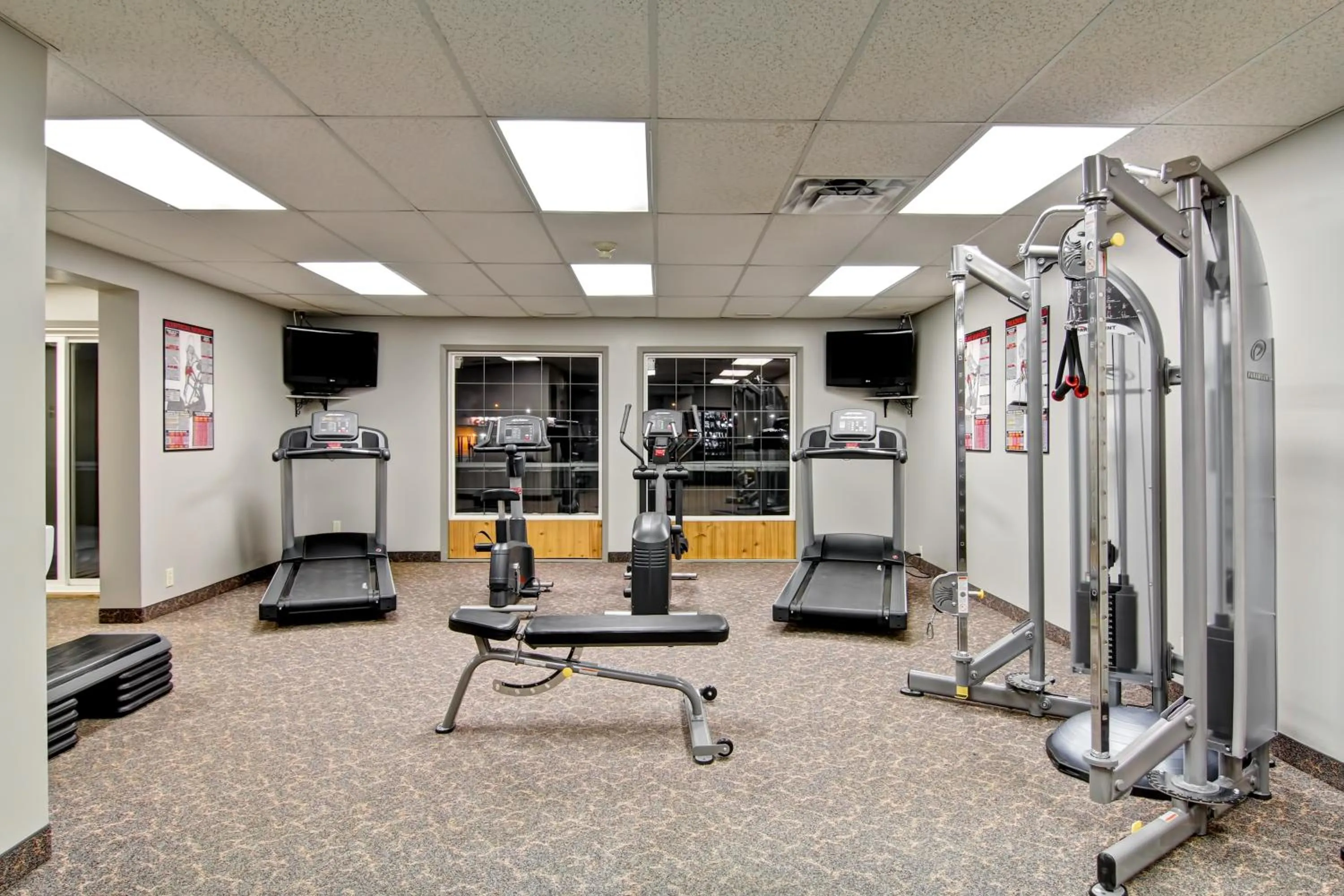 Fitness centre/facilities in Stanford Inn & Suites