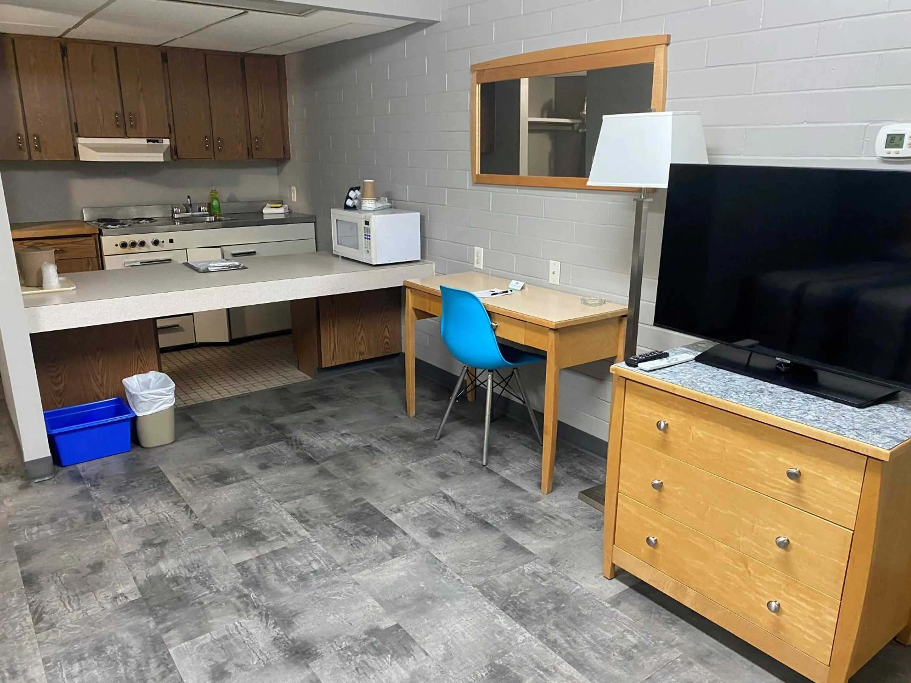 TV and multimedia in Stanford Inn & Suites