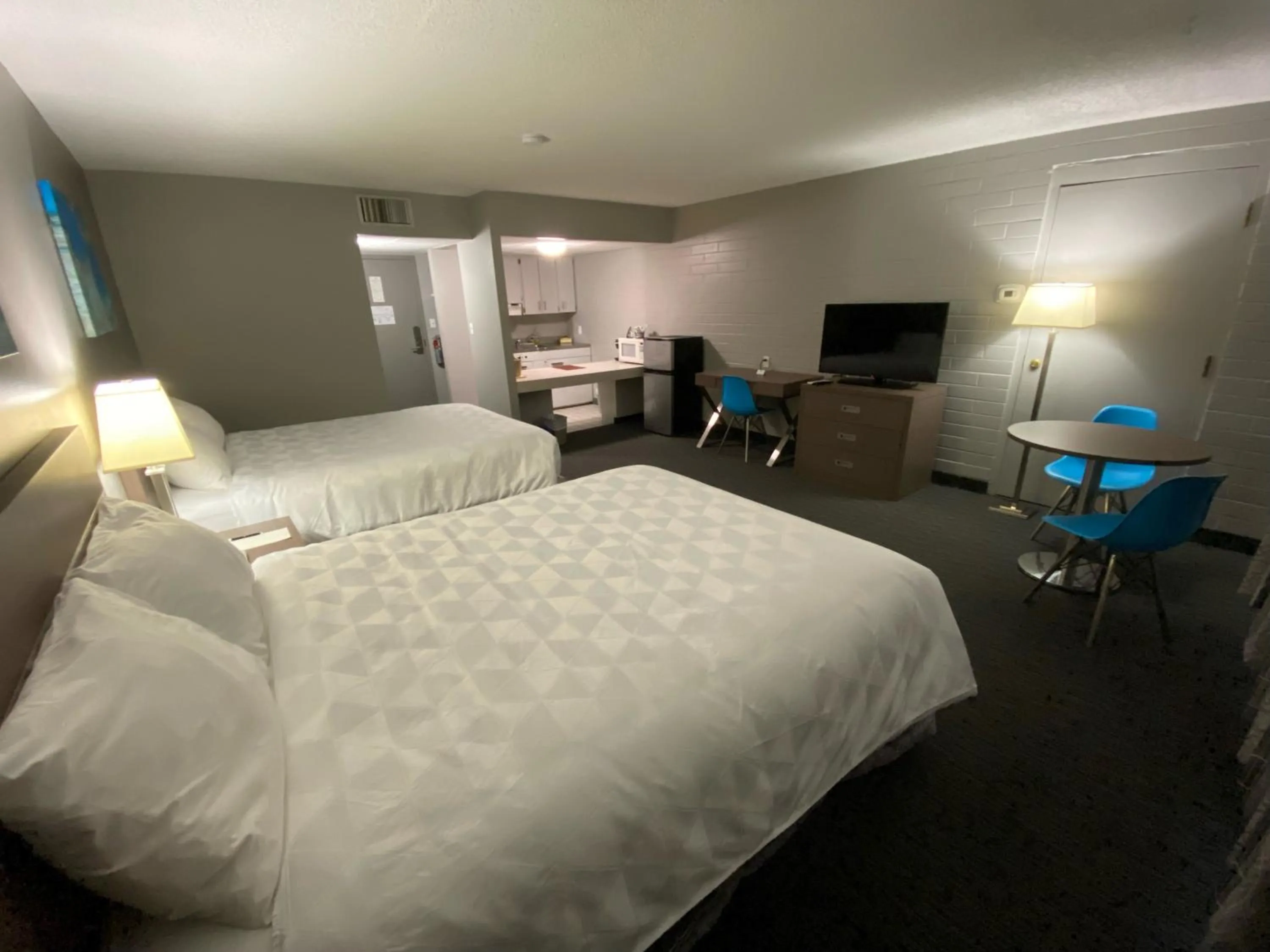 Photo of the whole room, Bed in Stanford Inn & Suites