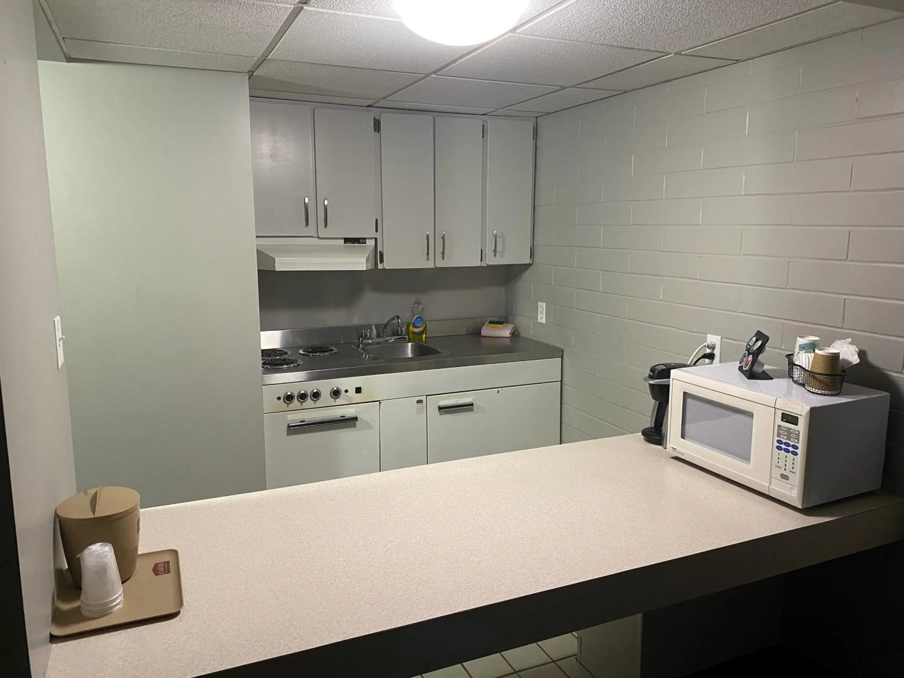 Kitchen or kitchenette in Stanford Inn & Suites