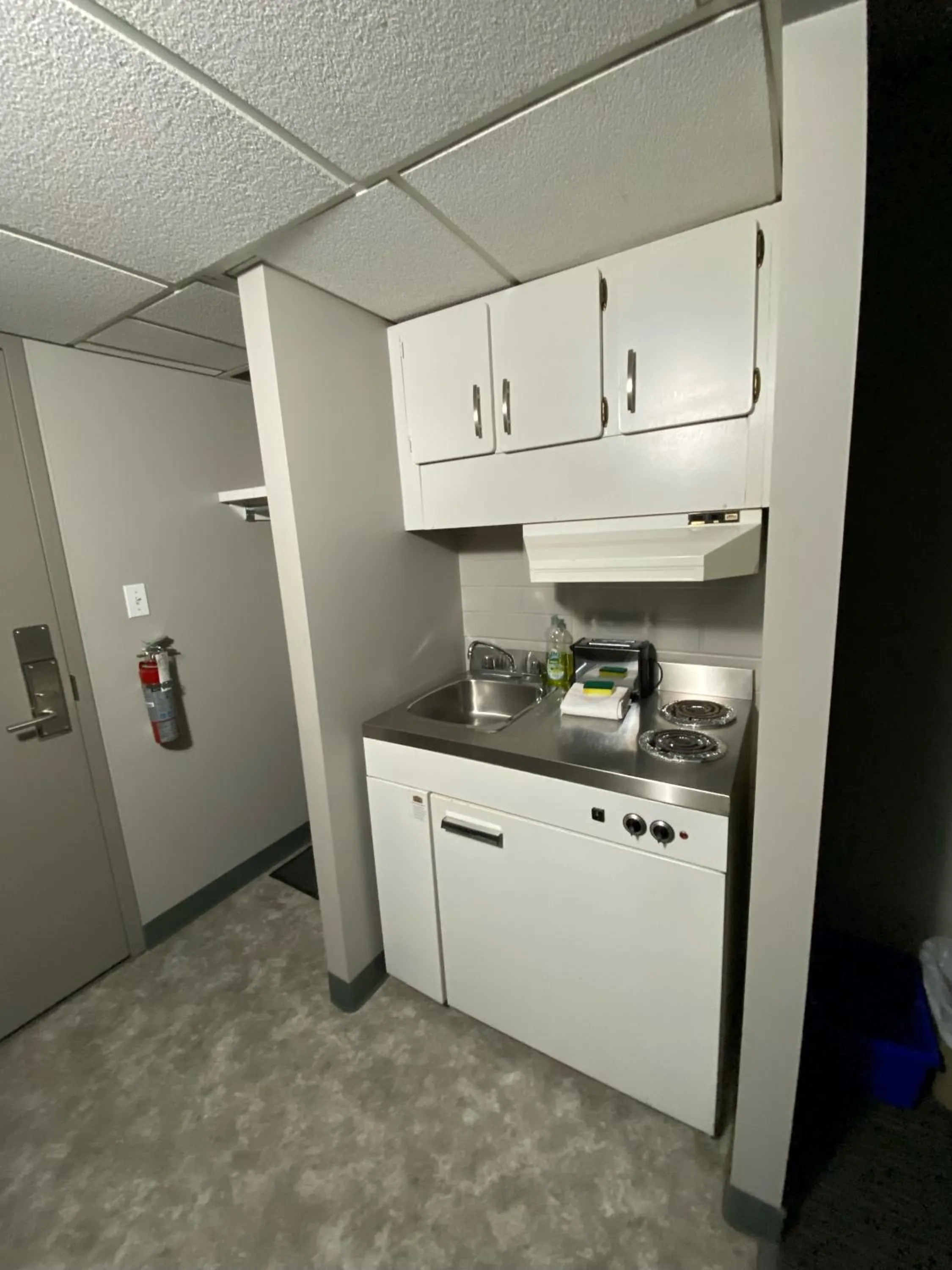Kitchen or kitchenette in Stanford Inn & Suites
