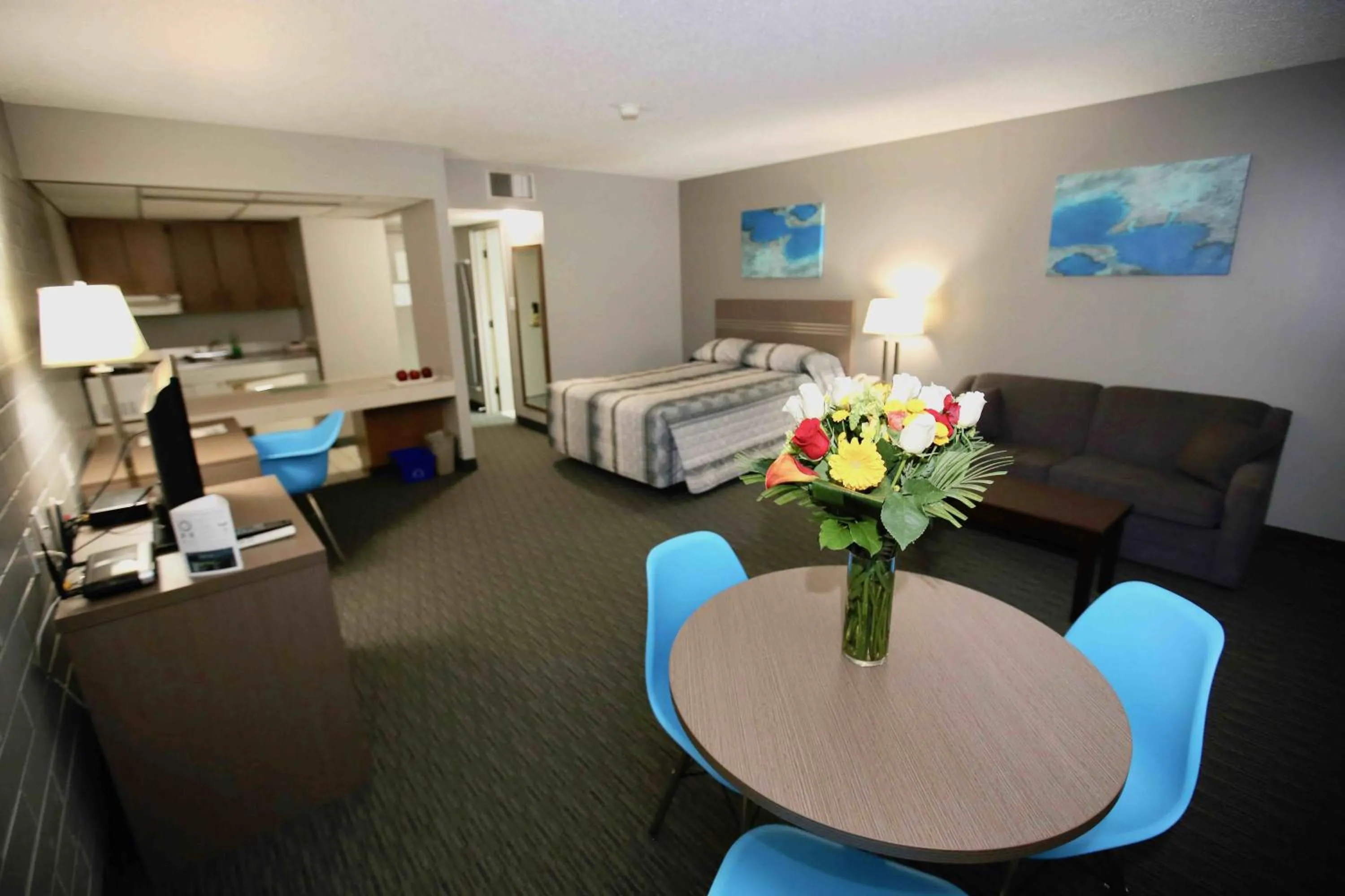 Bed in Stanford Inn & Suites