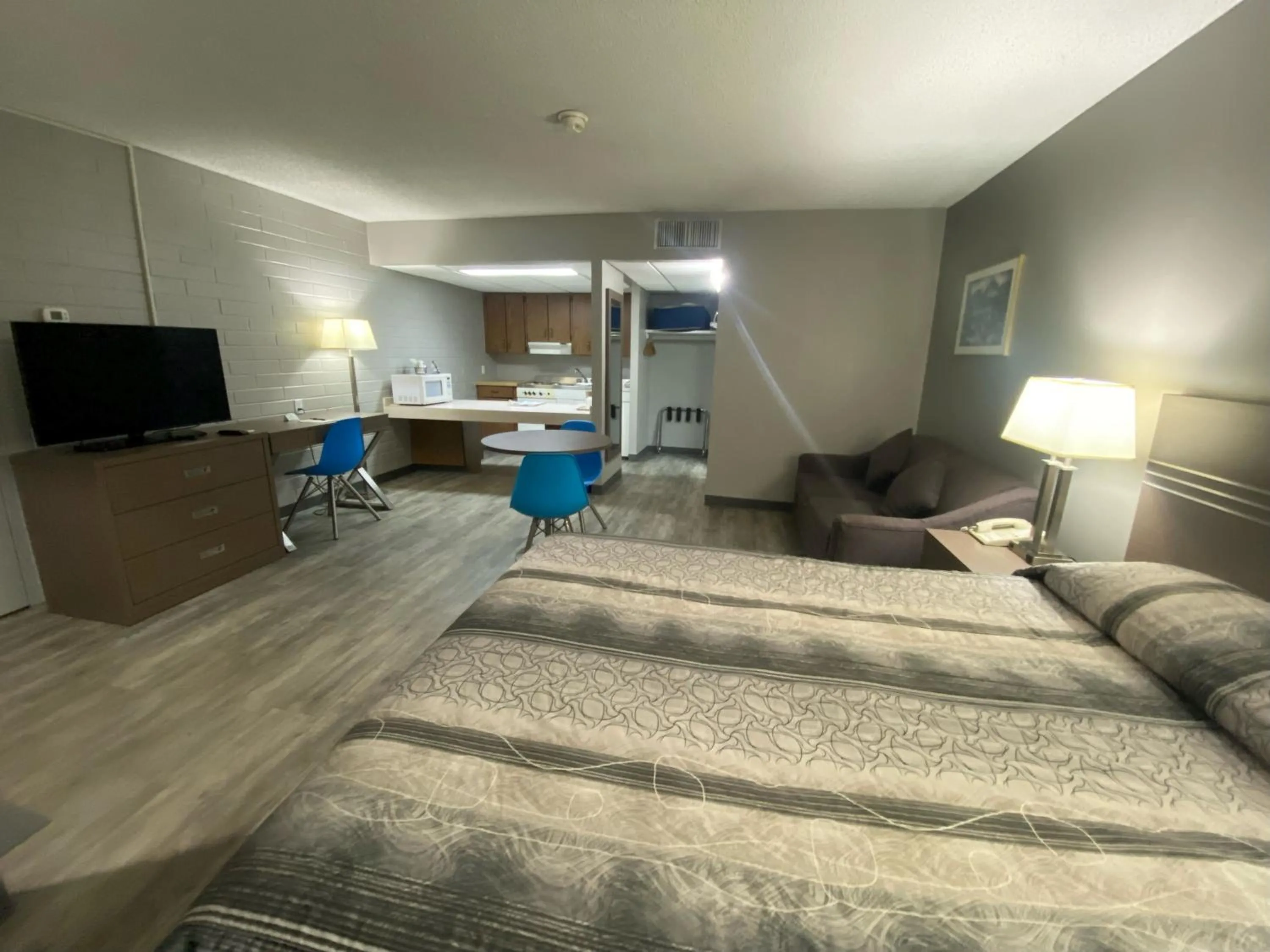 Photo of the whole room, Bed in Stanford Inn & Suites