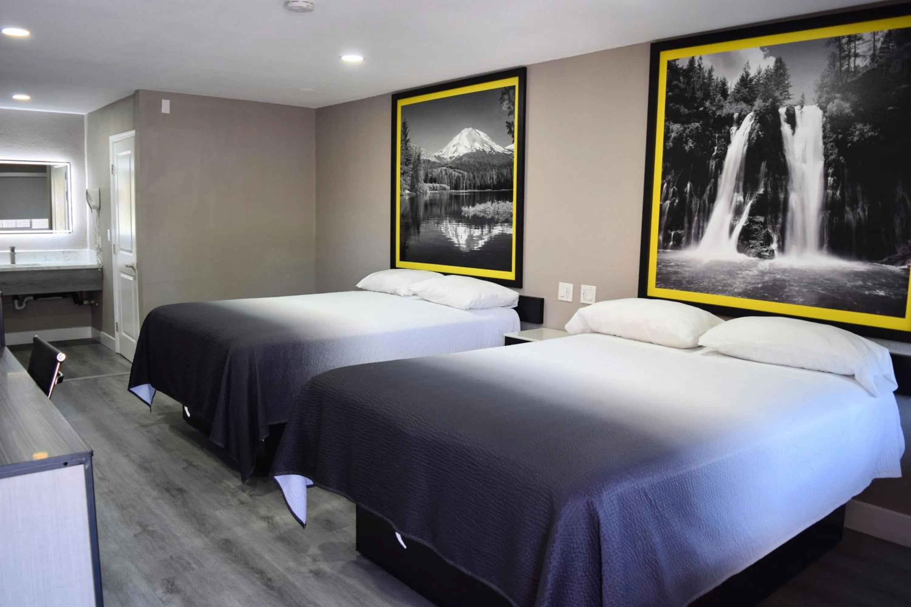 Photo of the whole room, Bed in Super 8 by Wyndham Visalia