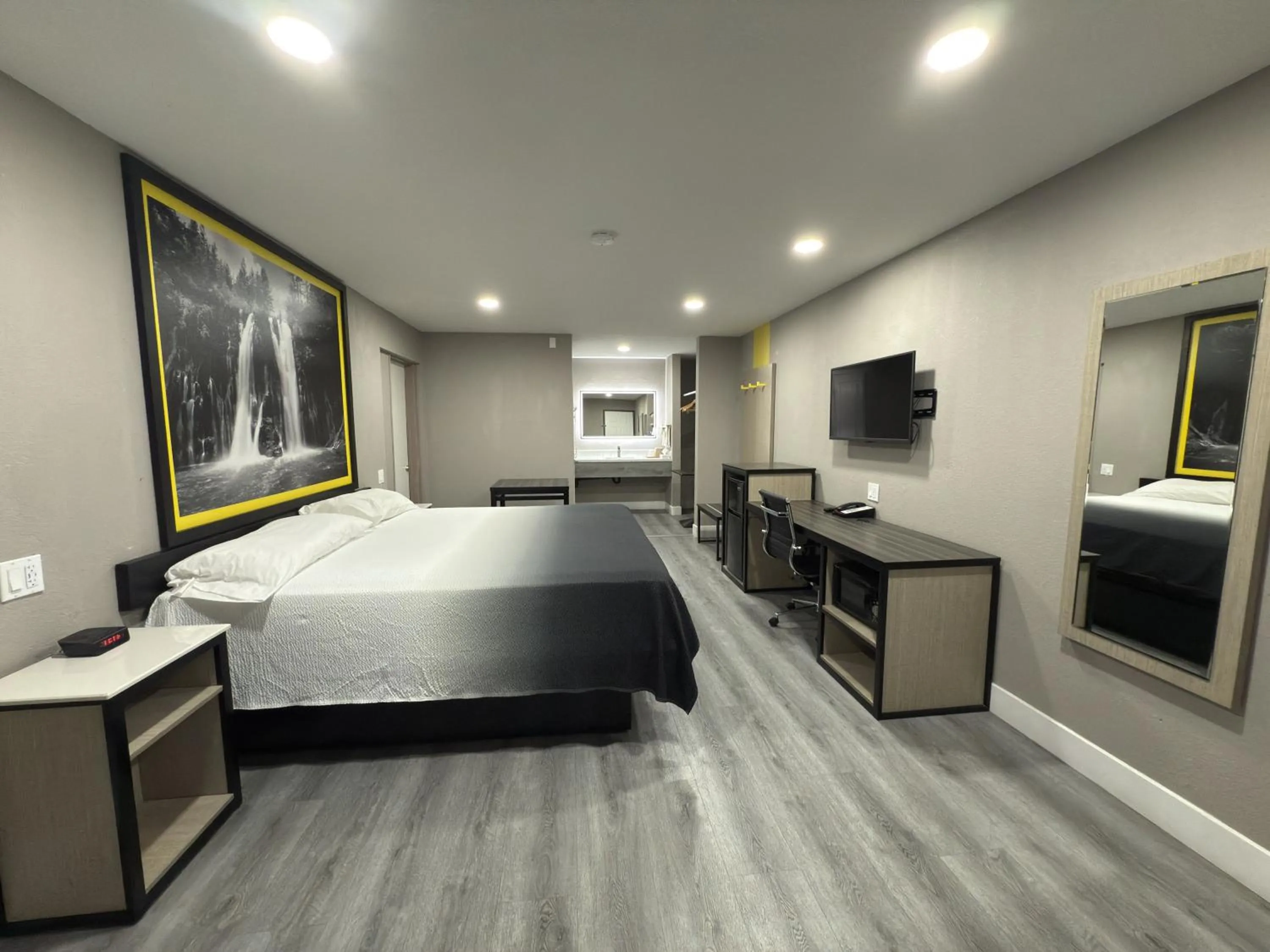 Photo of the whole room, Bed in Super 8 by Wyndham Visalia