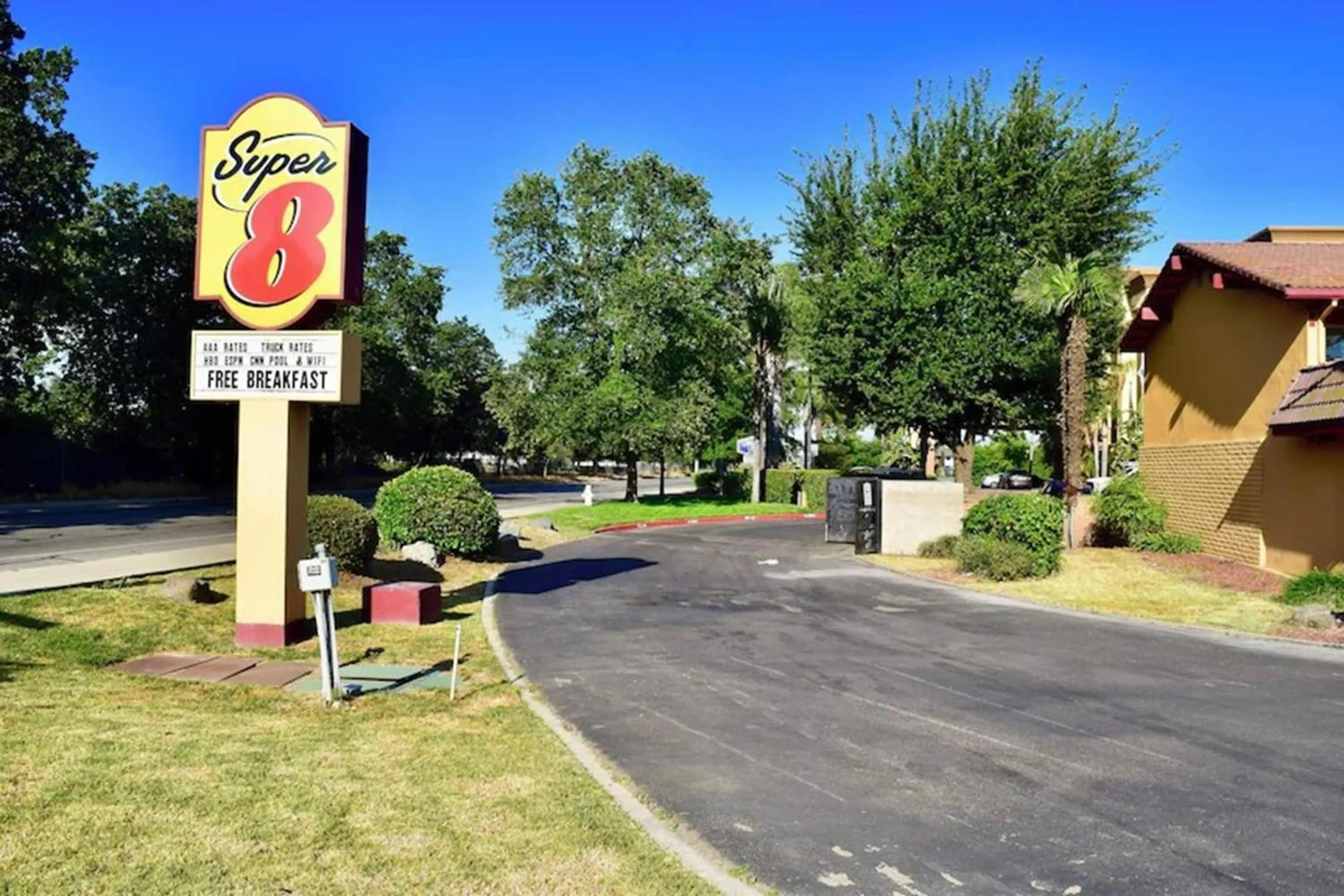 Super 8 by Wyndham Visalia