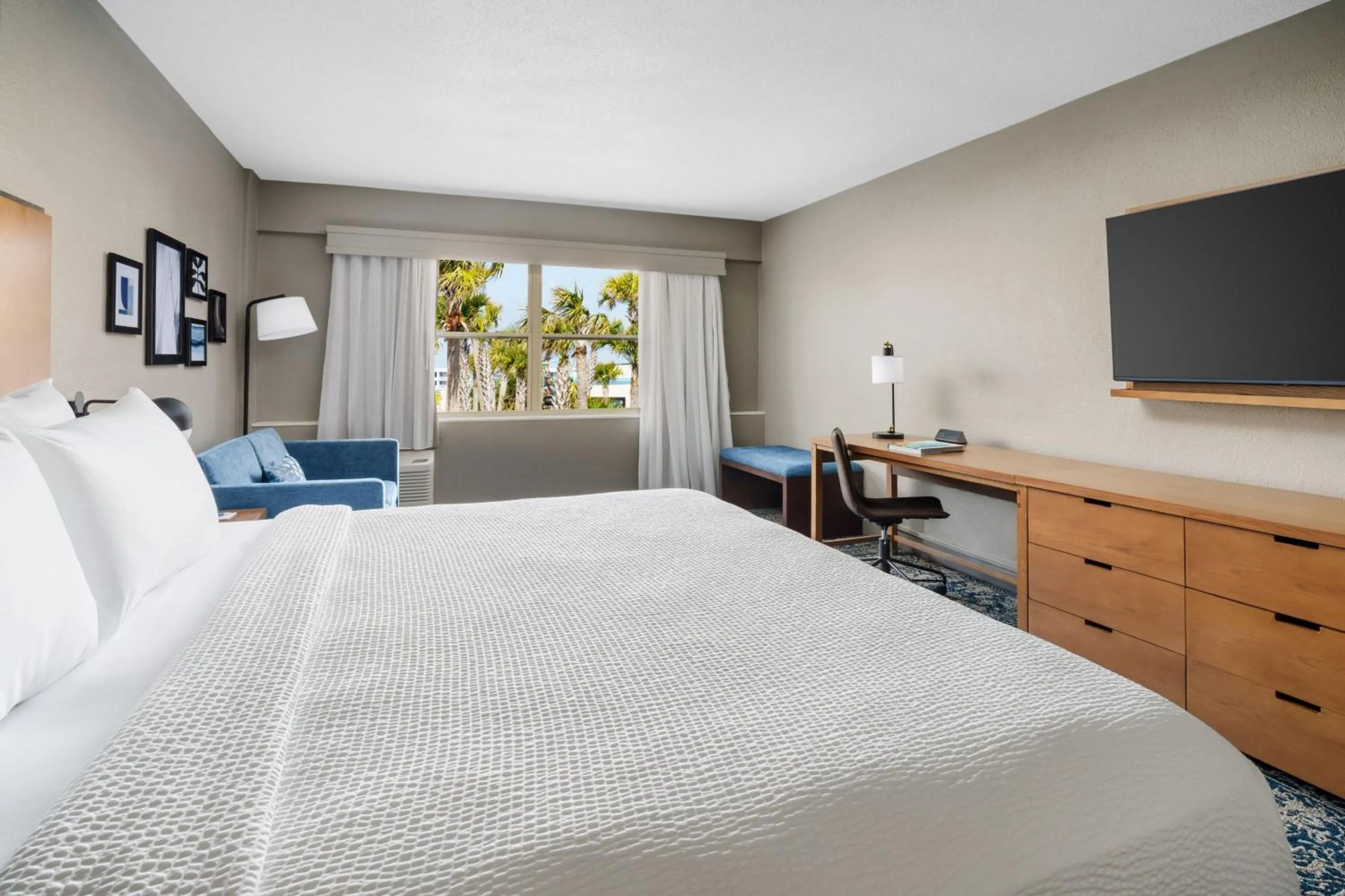 Photo of the whole room, Bed in Four Points by Sheraton Destin - Fort Walton Beach