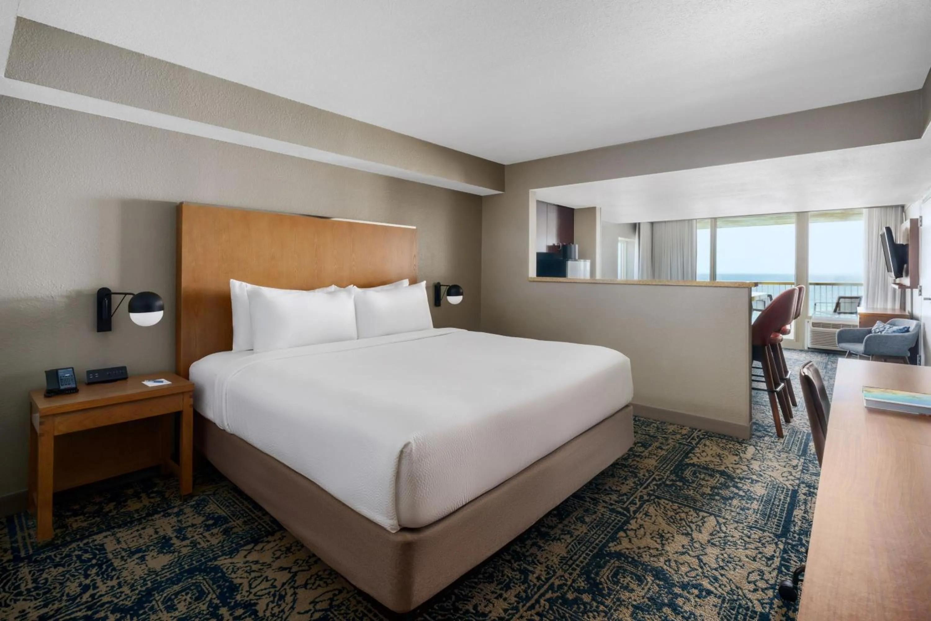 Beach, Bed in Four Points by Sheraton Destin - Fort Walton Beach