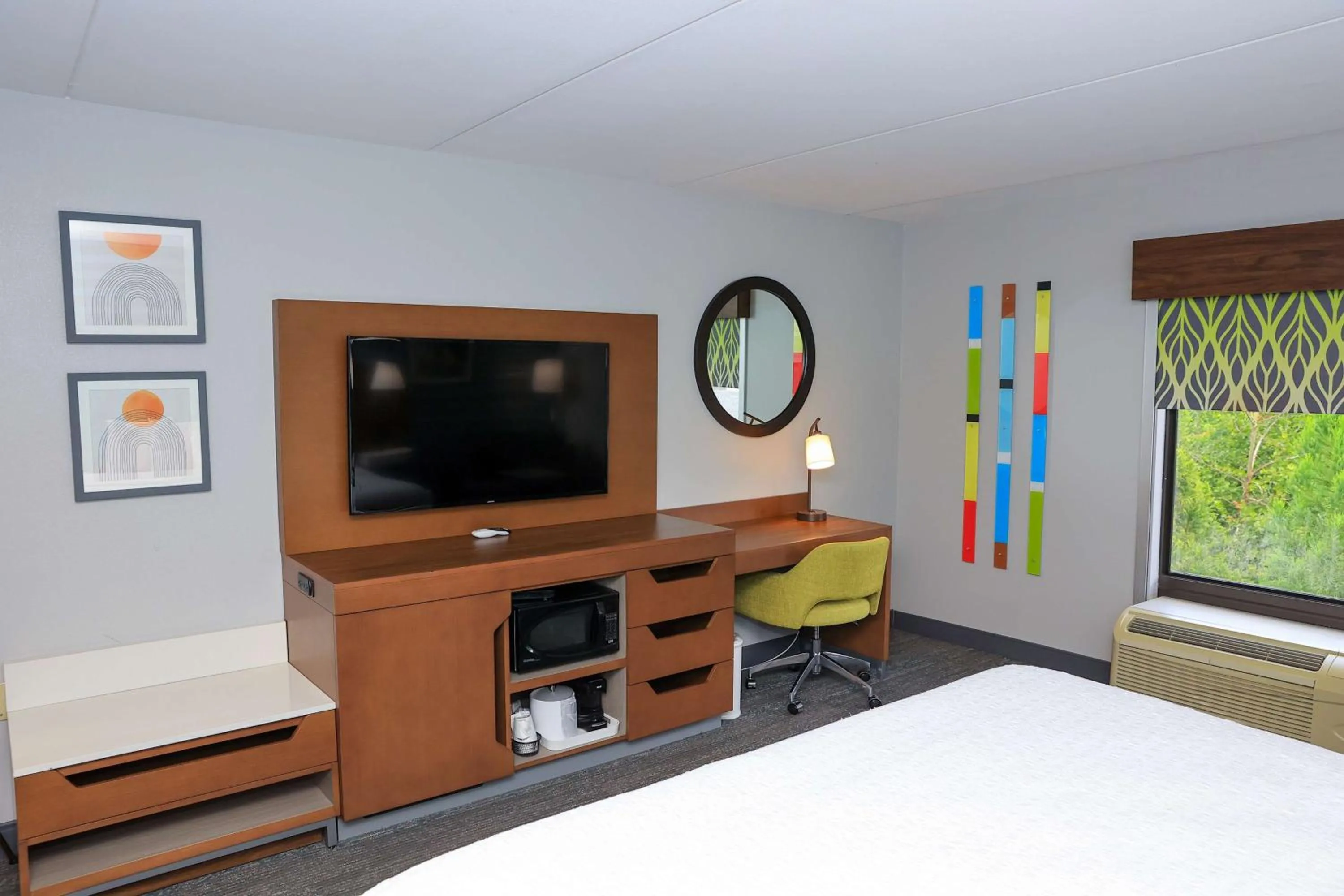 Bedroom, Bed in Hampton Inn Atlanta-Canton