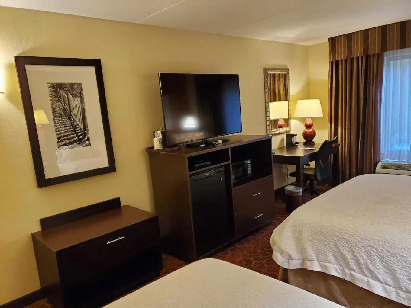 Bedroom, Bed in Hampton Inn Atlanta-Canton