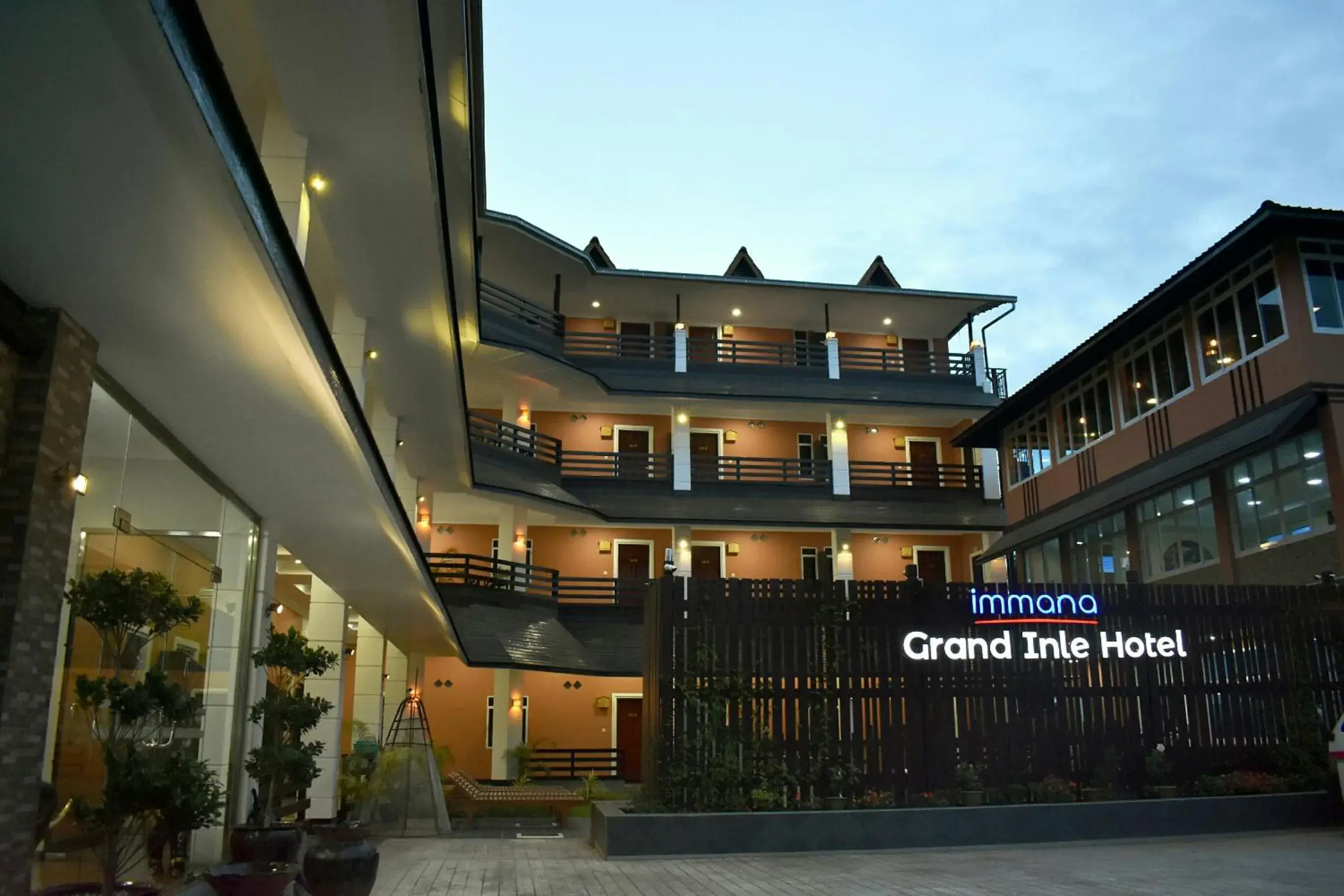 Immana Grand Inle Hotel Immana Grand Inle Hotel