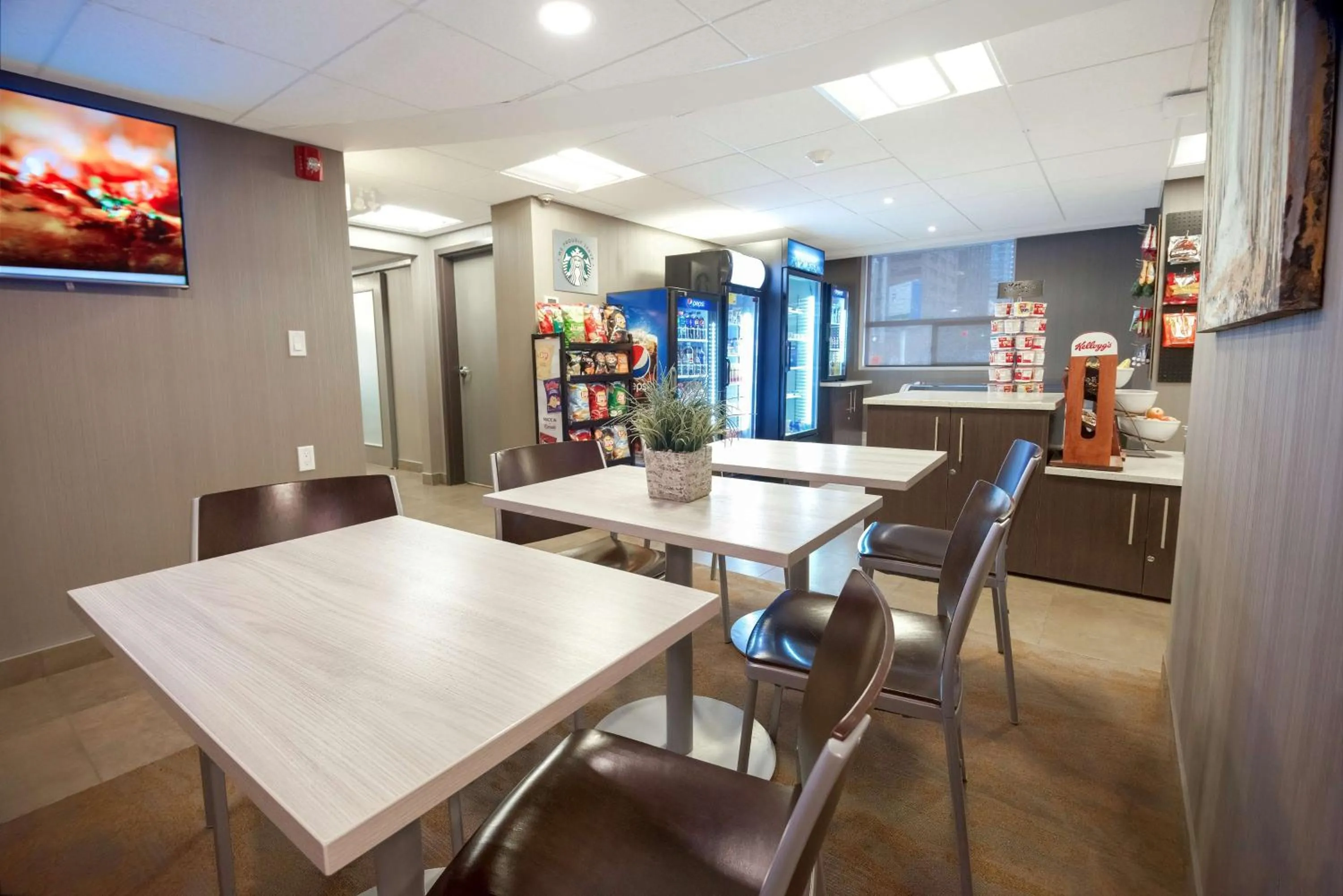 Food and drinks in Coast Calgary Downtown Hotel & Suites by APA