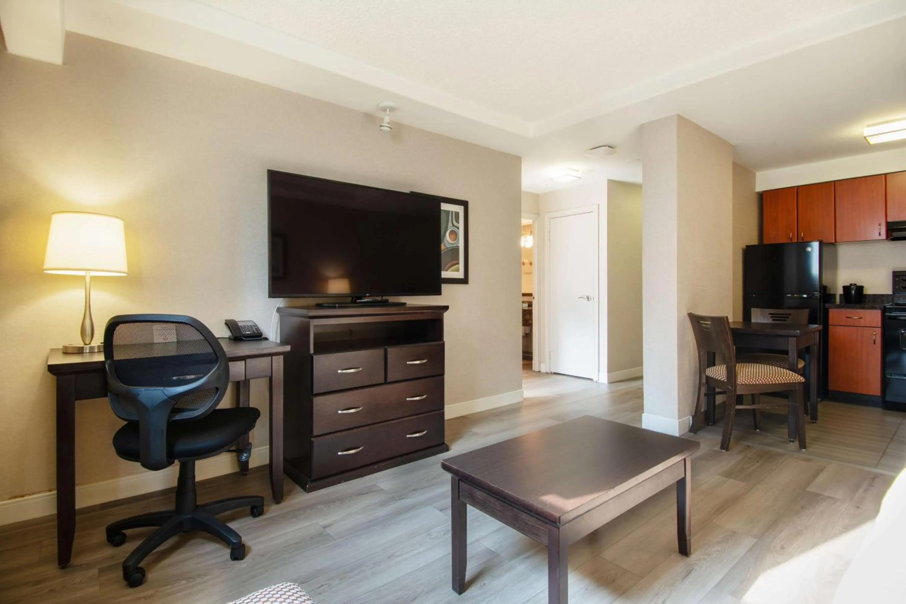 Living room in Coast Calgary Downtown Hotel & Suites by APA