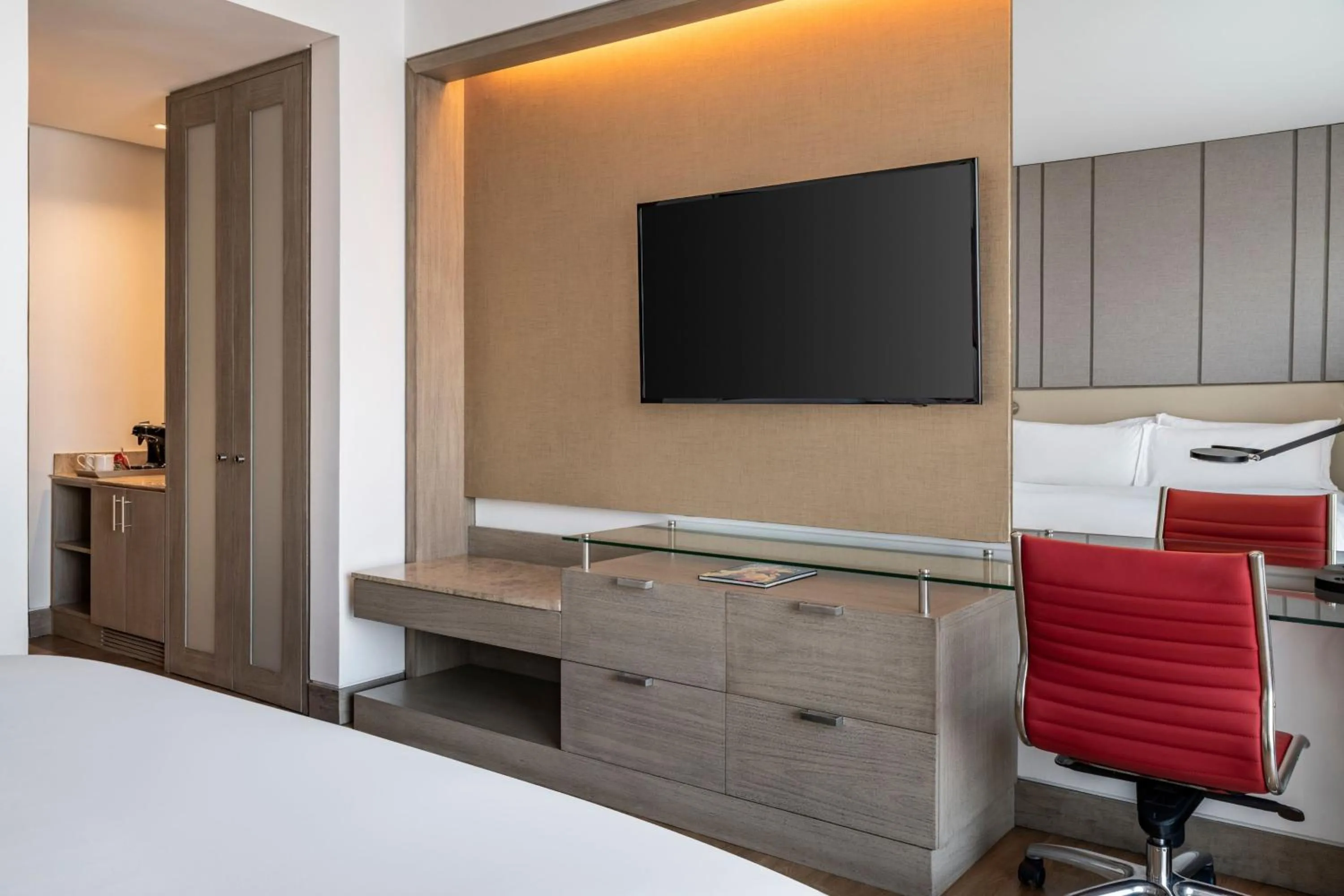 Photo of the whole room, Bed in Medellin Marriott Hotel