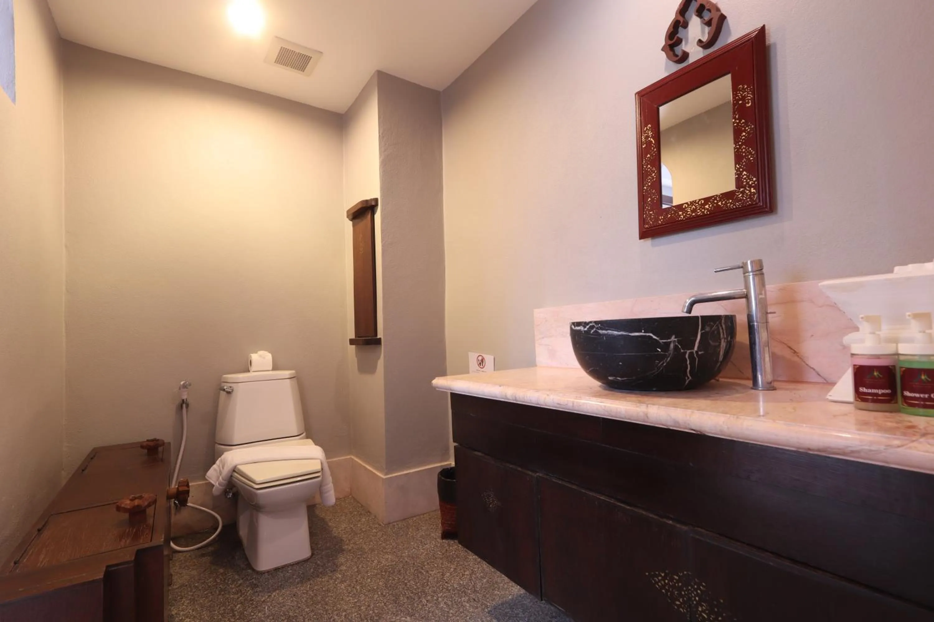 Toilet in Gudi Boutique Hotel