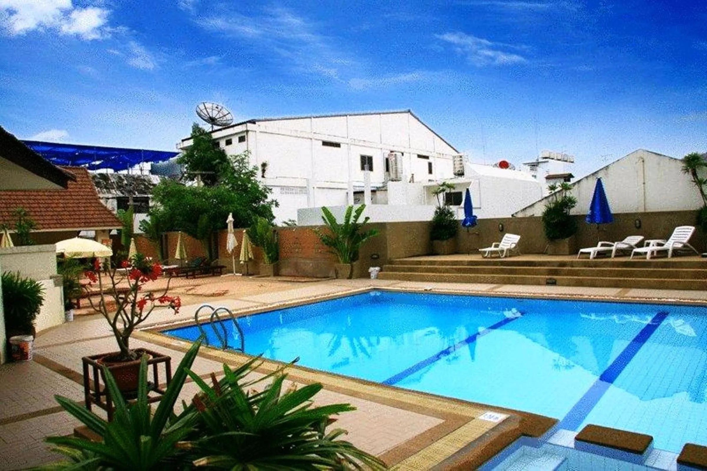 Swimming pool in Tanawit Hotel & Spa