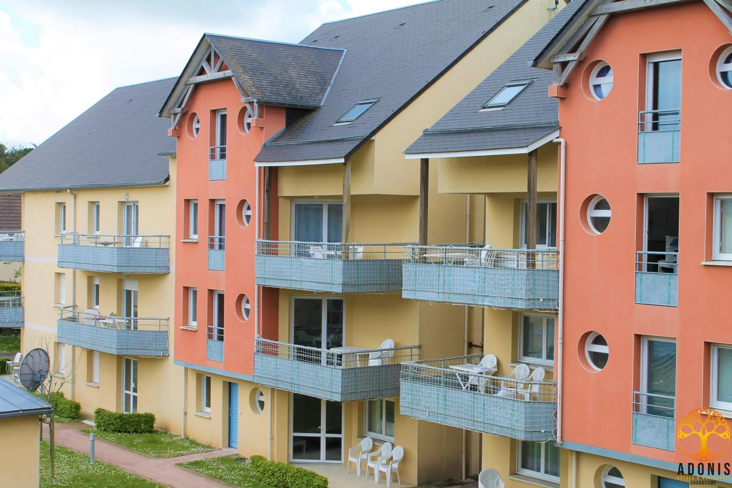 Property building in Adonis Grandcamp - Résidence Les Isles De Sola